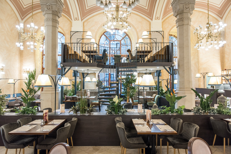 布达佩斯百年建筑中的现代餐厅-12