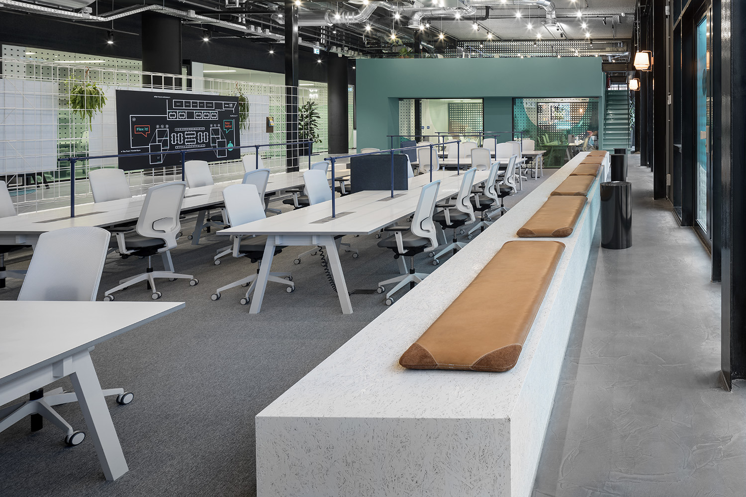 Amsterdam 地标建筑变身创意共享办公空间-1