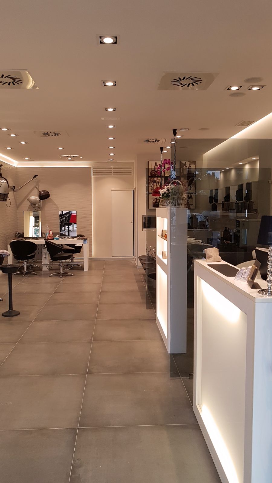 简约实用,色彩鲜明的理发店设计-8