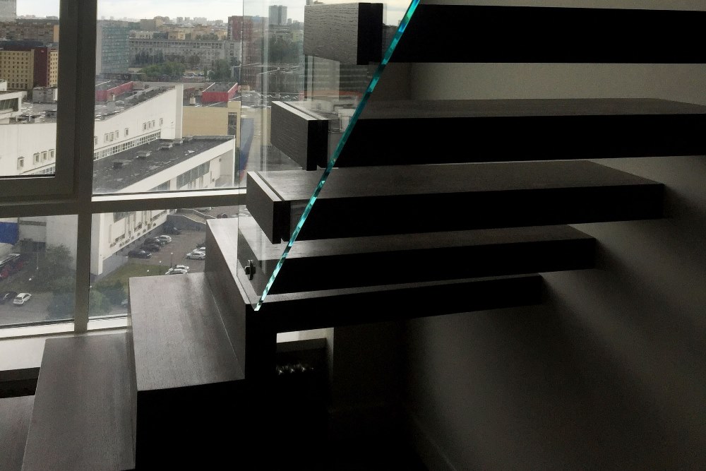 玻璃幕墙上的悬浮楼梯-13