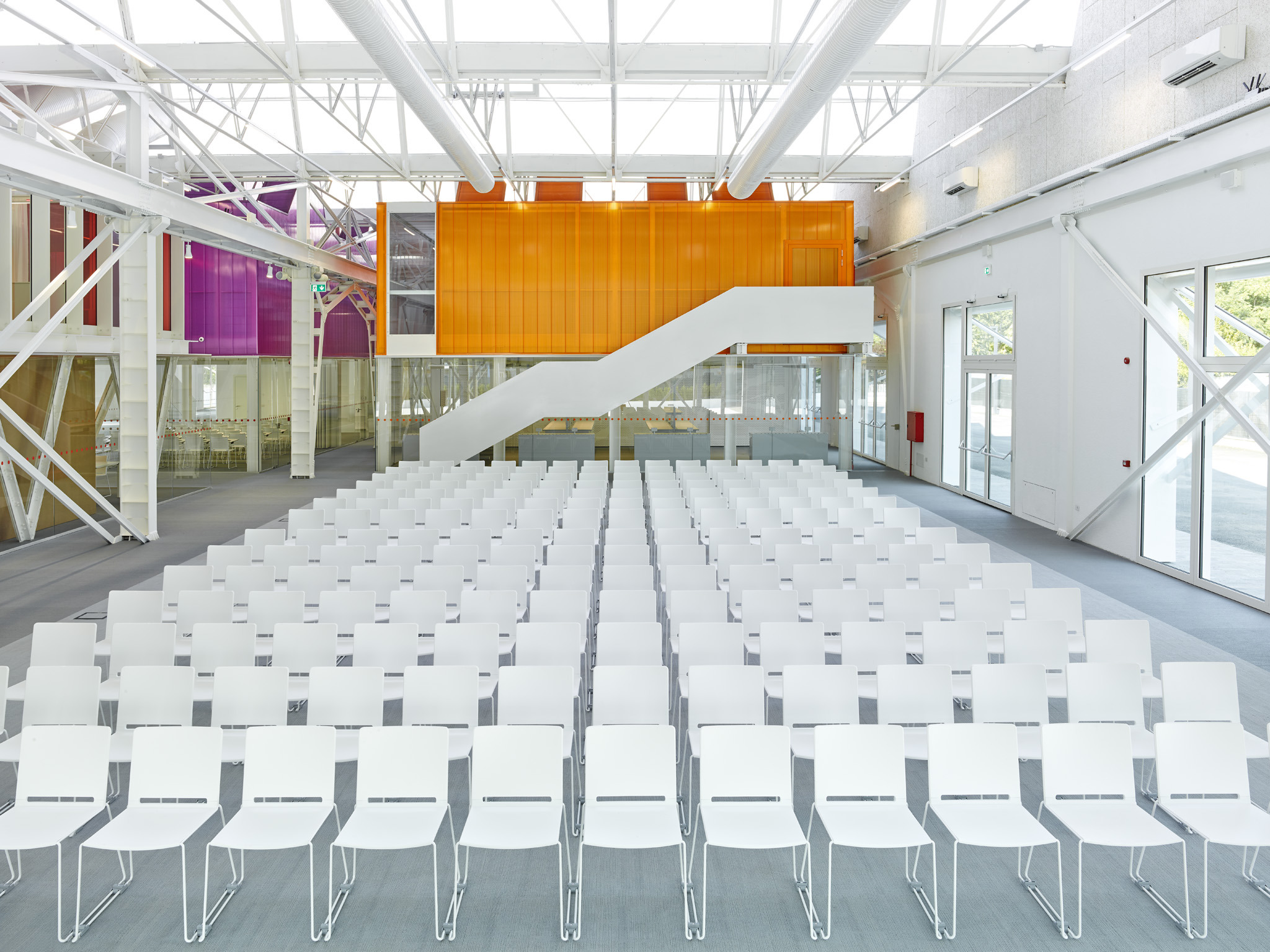 "Multi"椅点亮 Golinelli 文化中心-1