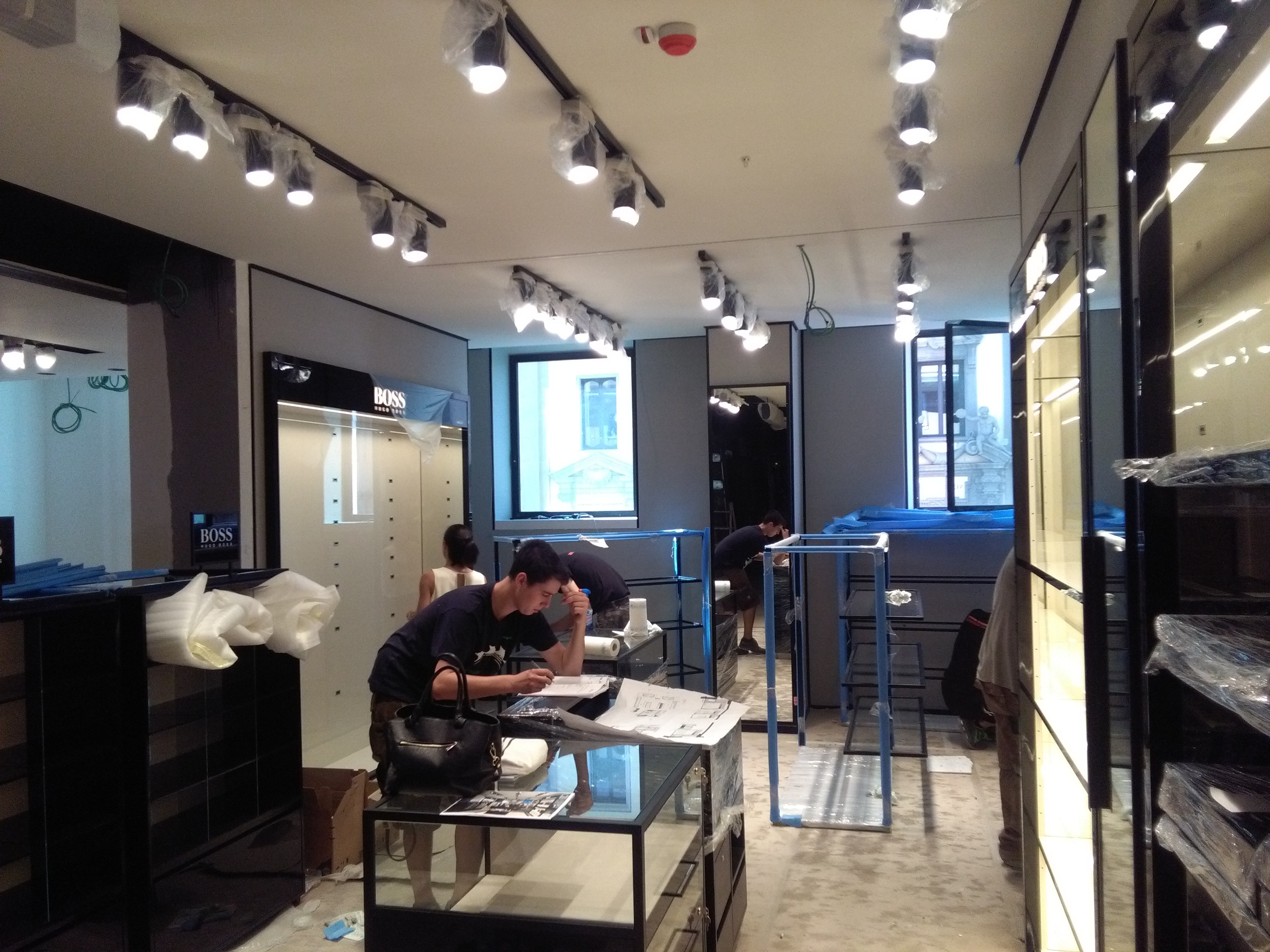 2017 年罗马"拉·里贾纳"三叉戟街角 HUGO BOSS 展示厅室内设计案例-11