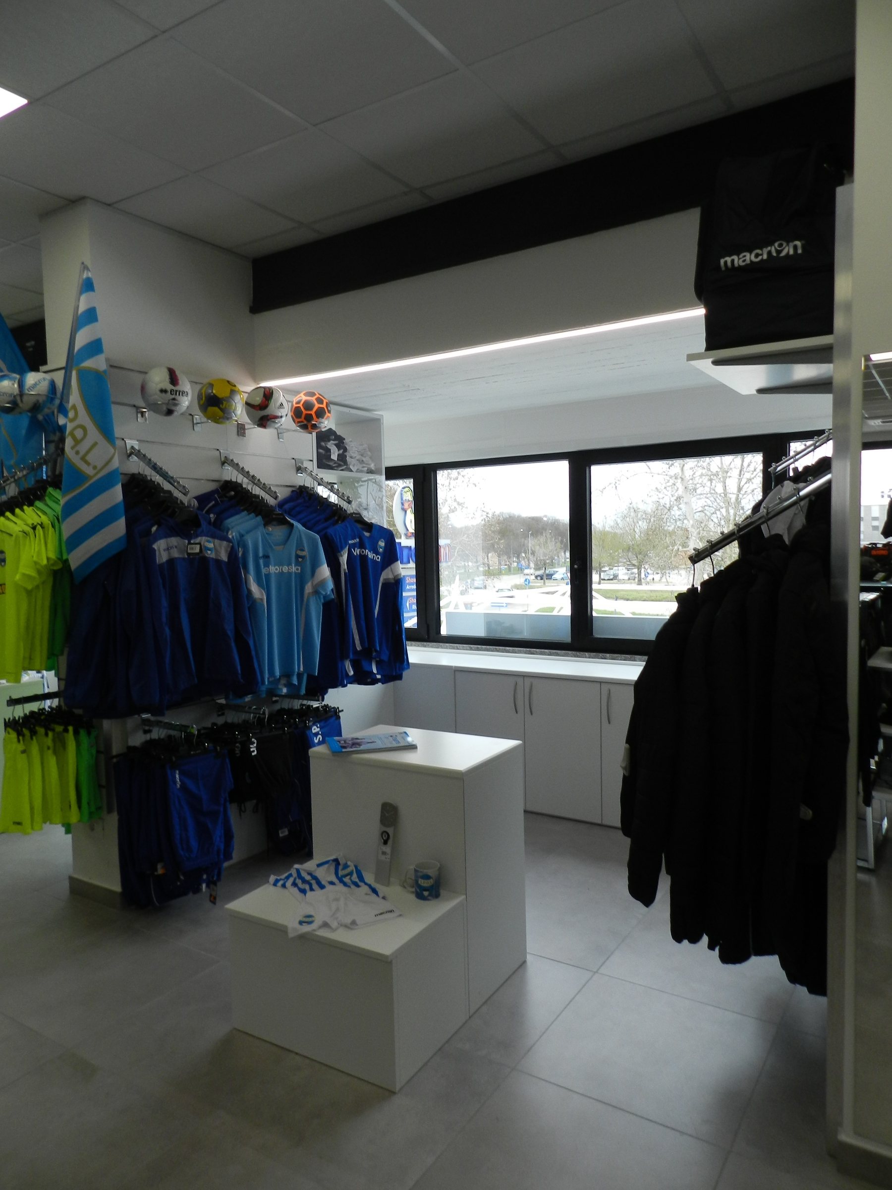 运动服饰专卖店设计-23