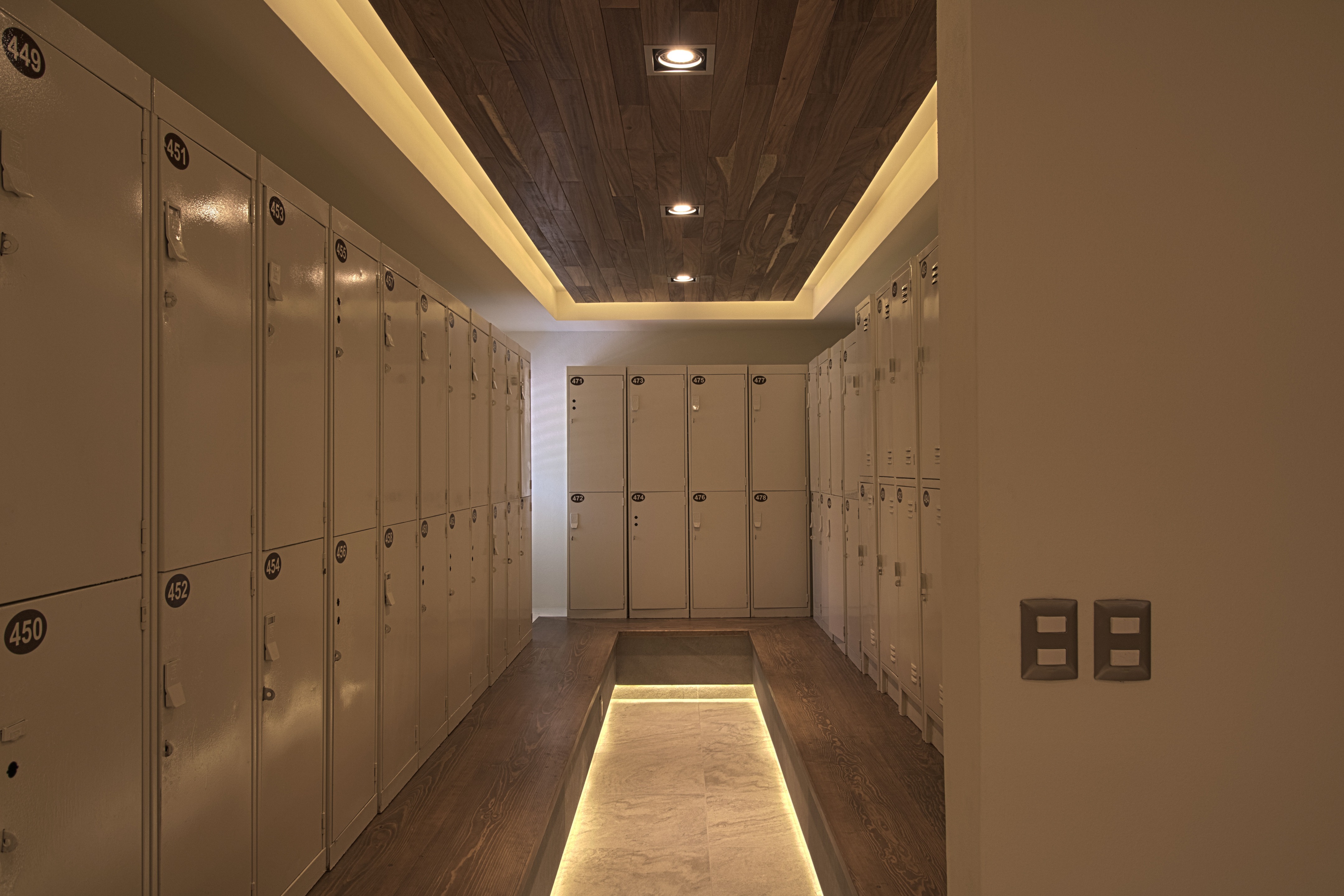 墨西哥乡村俱乐部拉斯·乌尔塔斯浴室和更衣室翻新-23