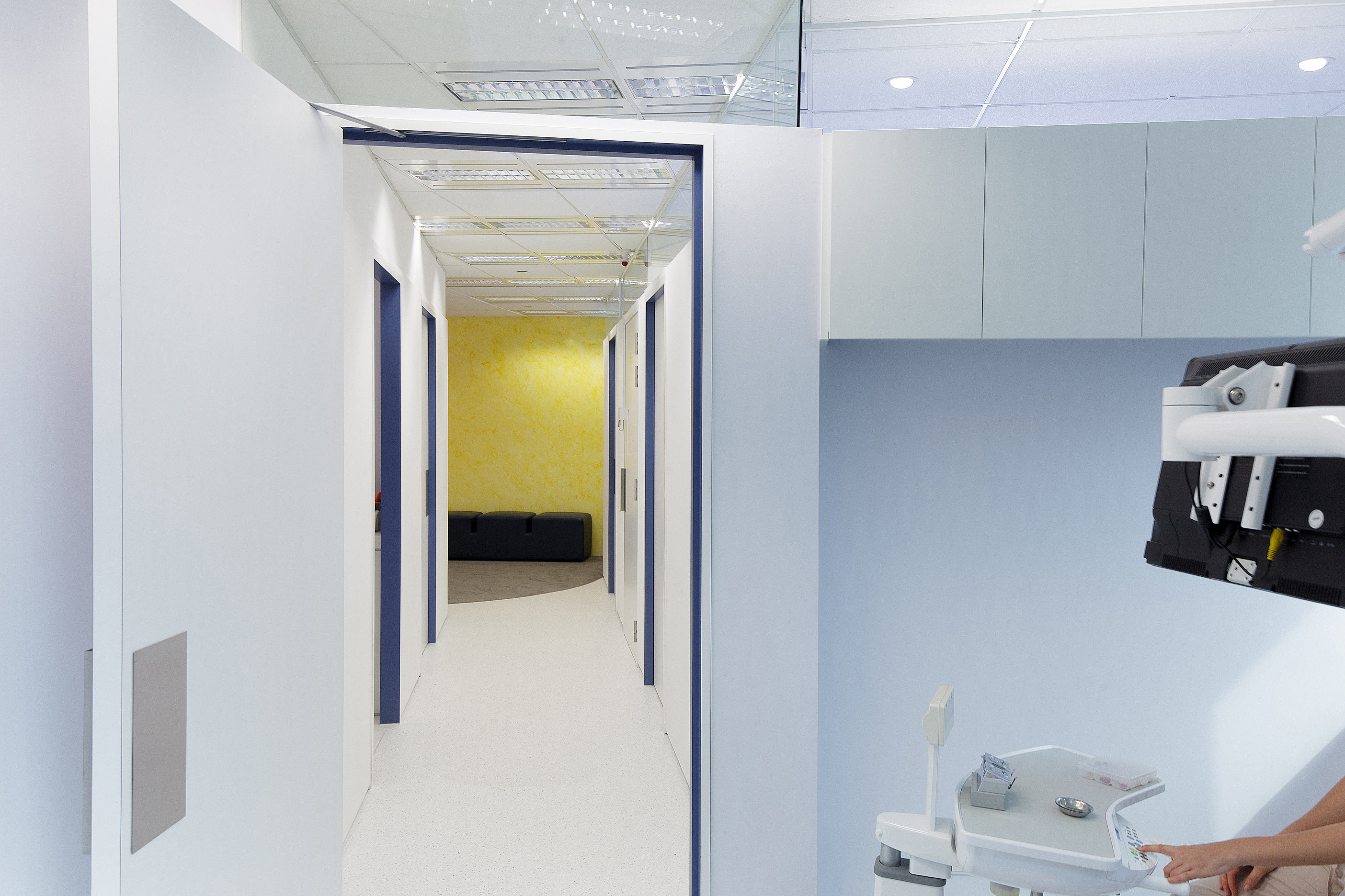 共享空间,自然光与高效操作的口腔诊所设计-5