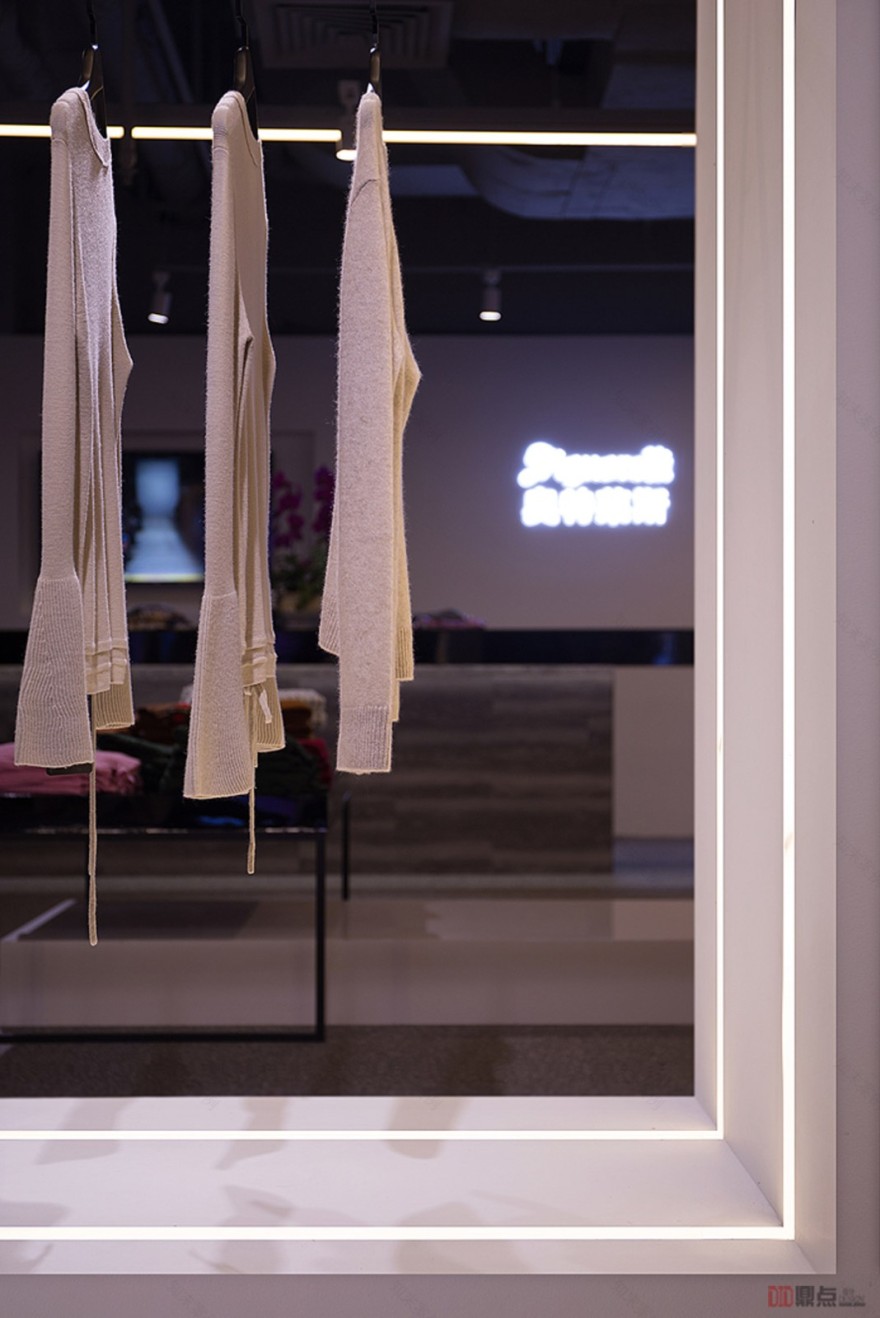 DID 鼎点室内设计 | OUTLETS 奥特莱斯服装店,时尚线条点面完美结合-14