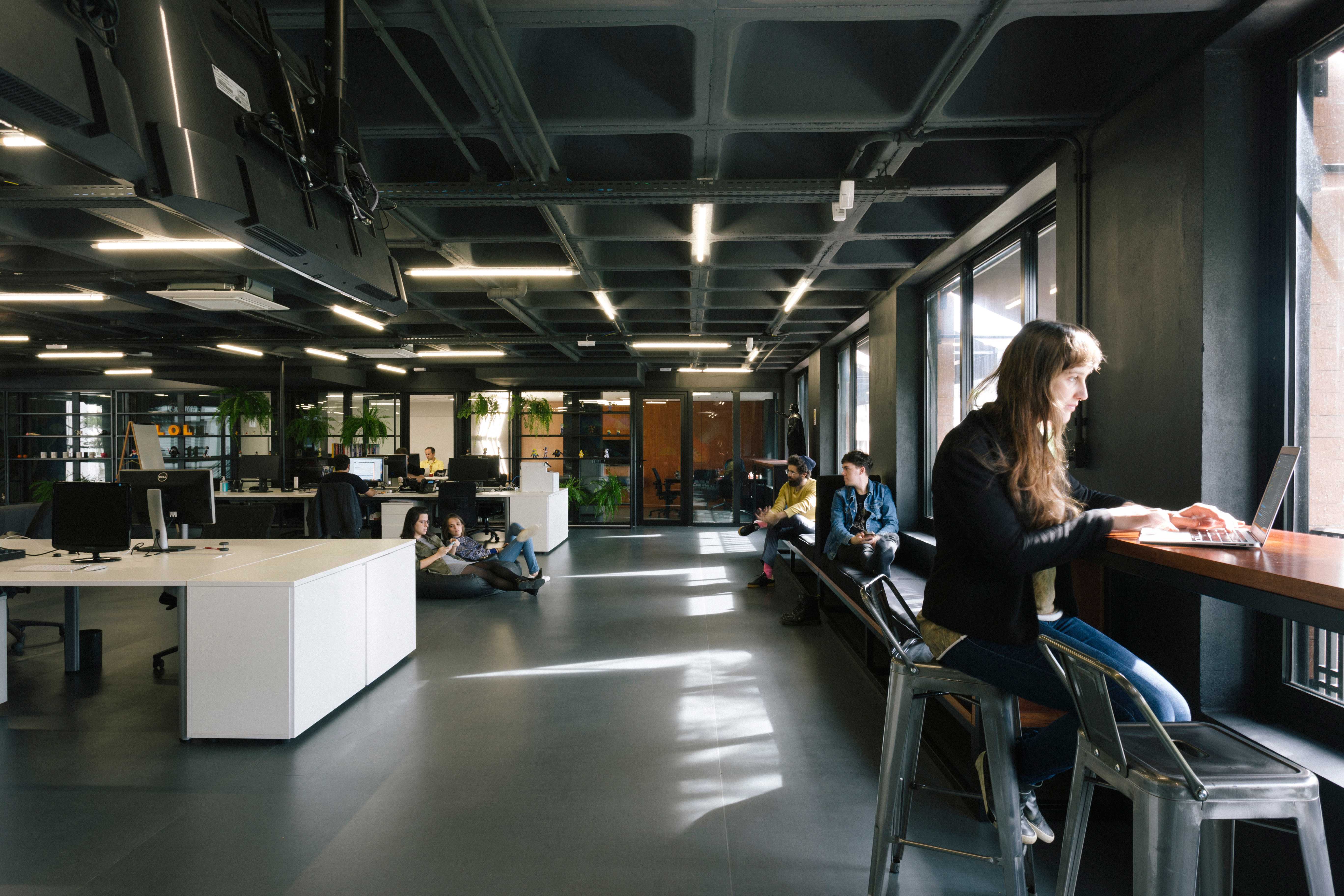 巴西 Azion 科技公司办公室——极客文化与工业风格的完美融合-41