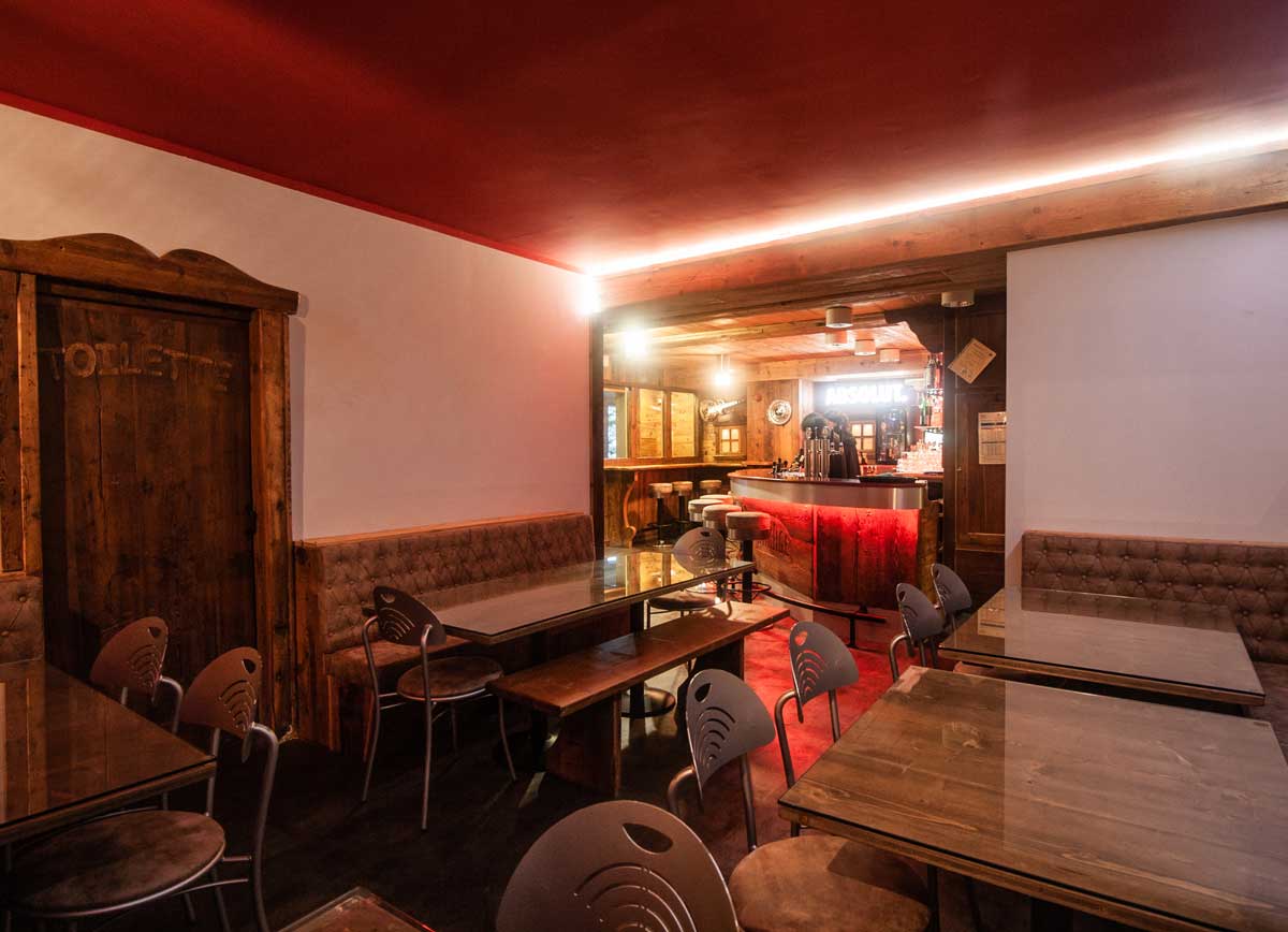 经典美式酒吧焕新颜,致敬汽车赛事-4