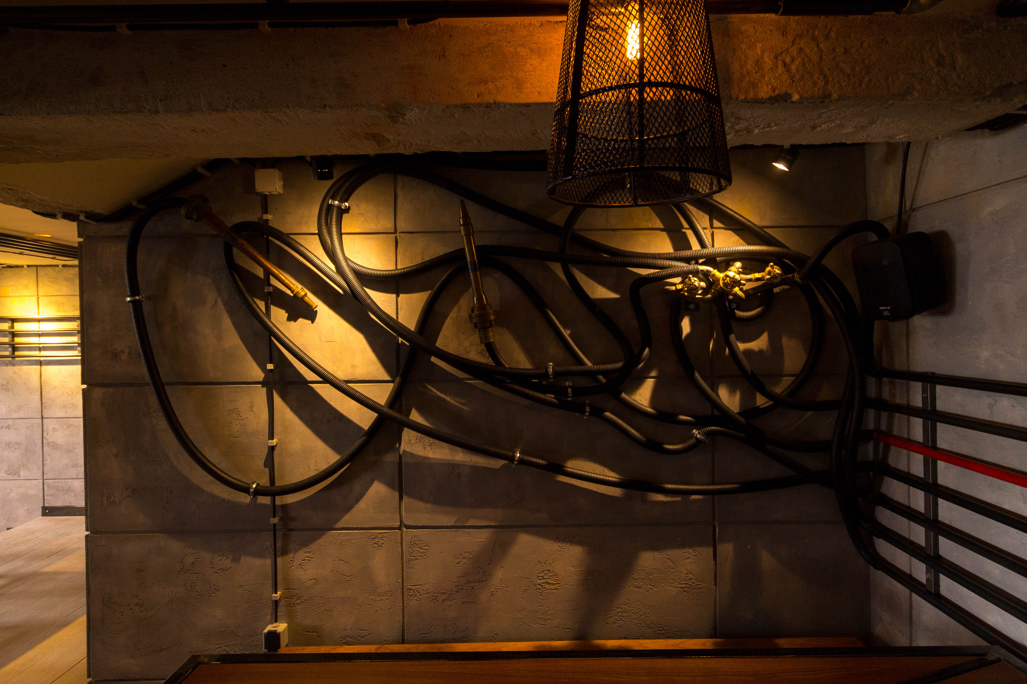 独特工业风,1200 米管道打造的极致酒吧空间-9