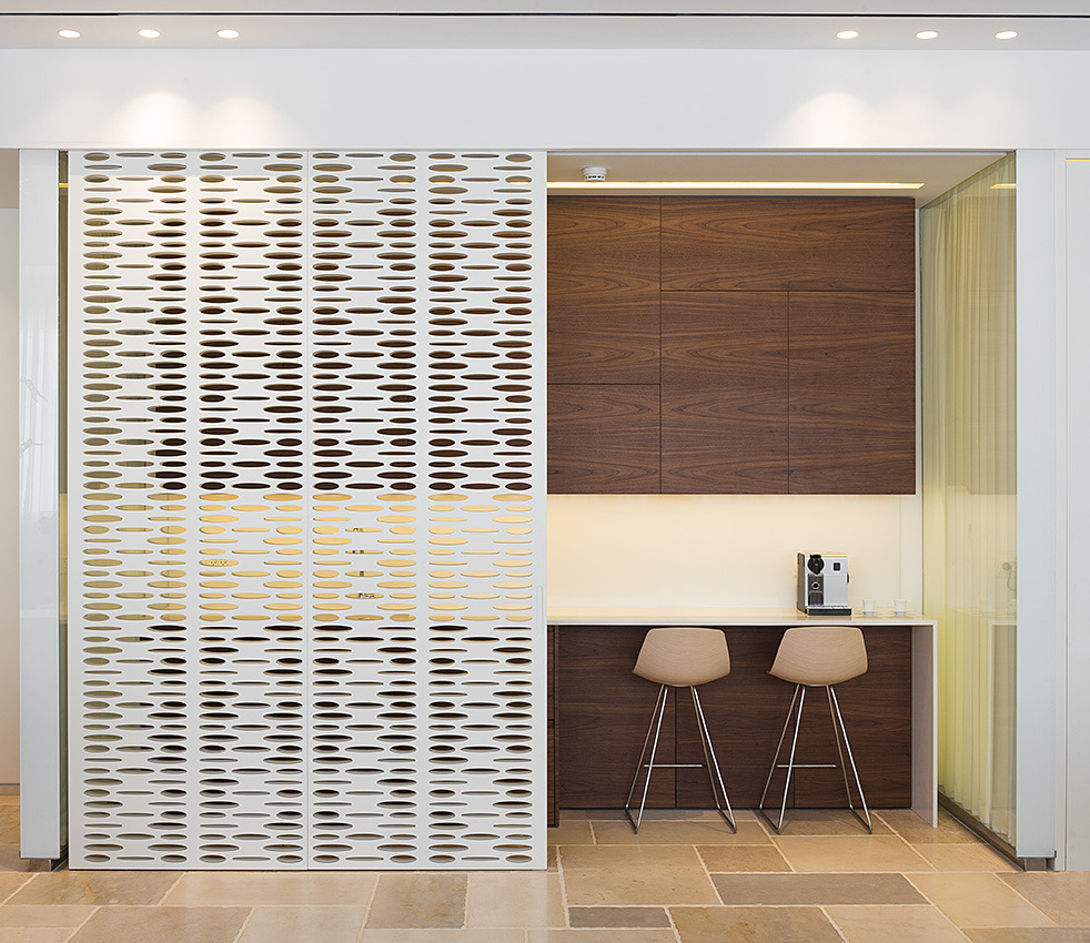 双层玻璃墙的整形诊所-2