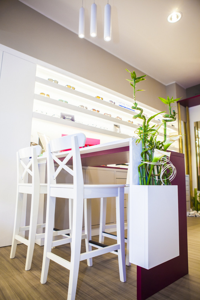 自然绿意融入的定制家具光学商店设计-20