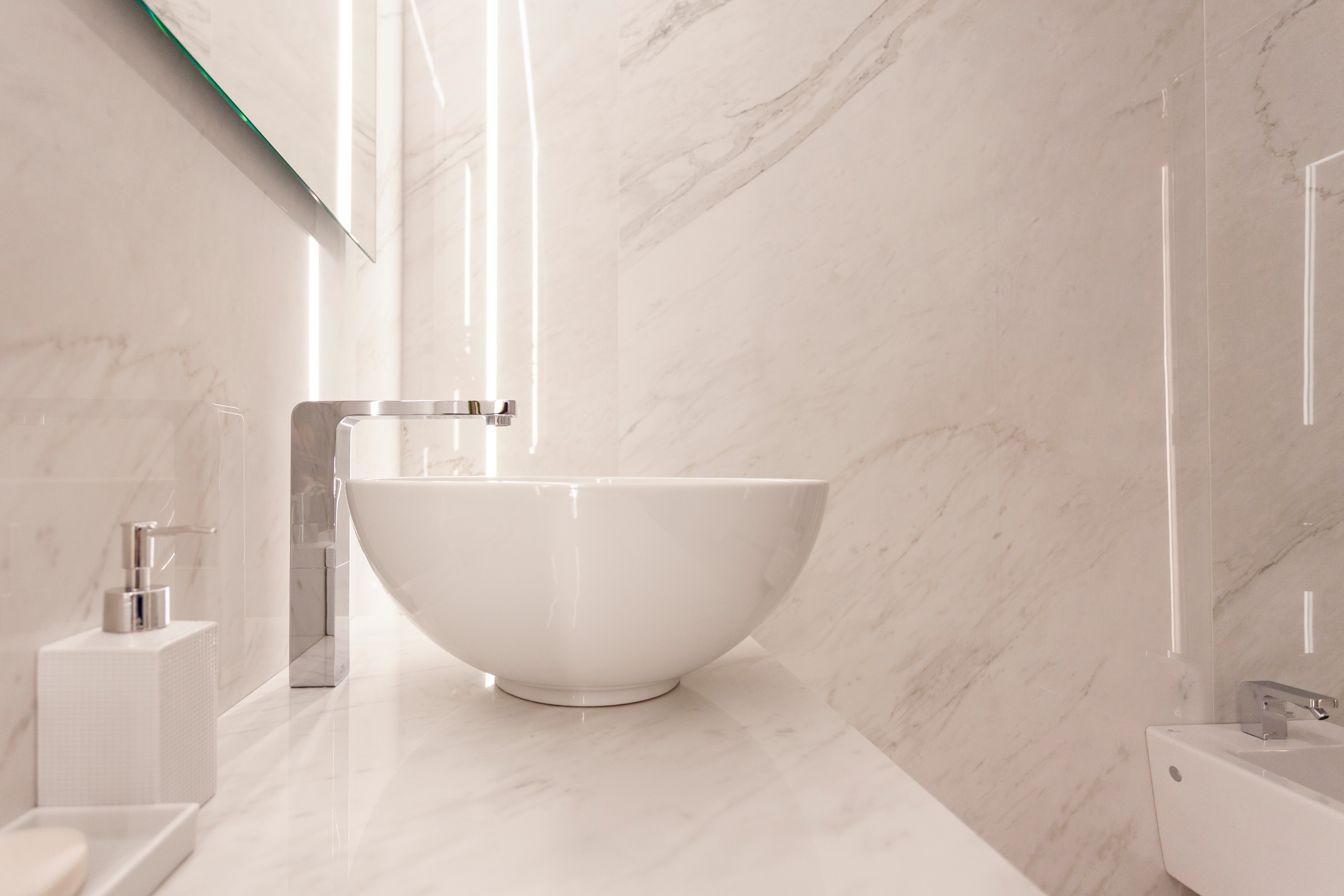 极简风格顶层公寓，温暖木质地板与经典黑白浴室设计-44