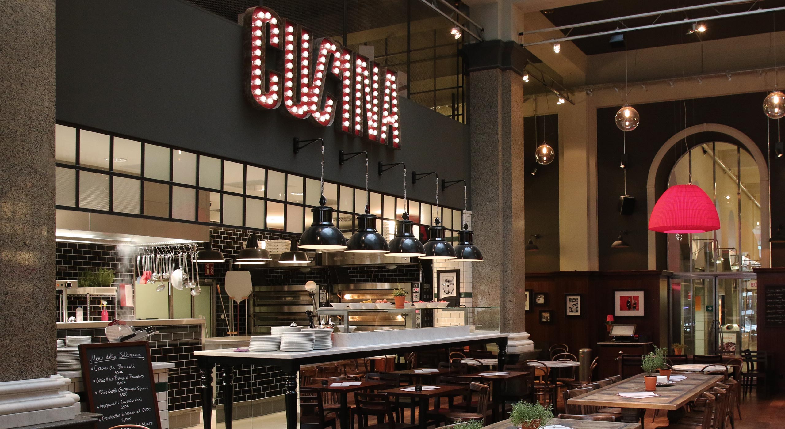 意大利美食餐厅的红色黄色彩虹设计-27