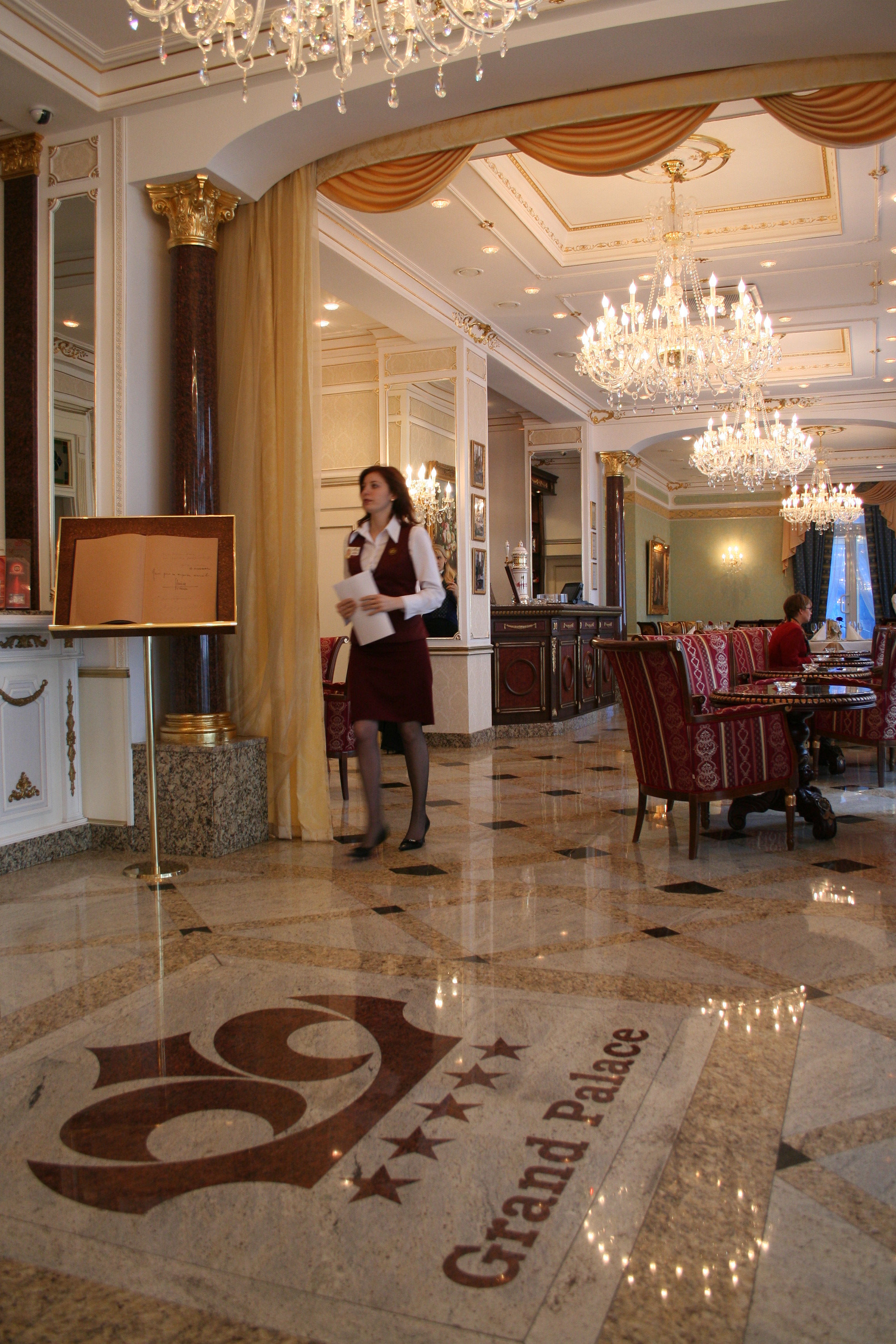 复古奢华酒店设计，营造百年皇家氛围-0