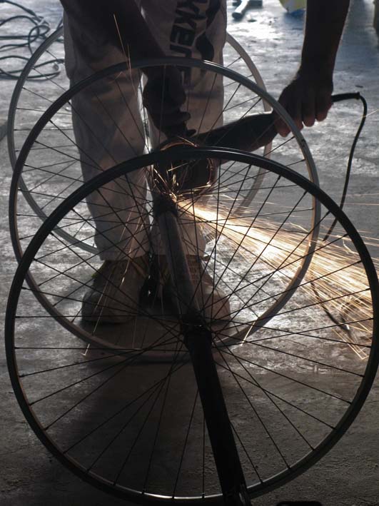 废旧车间变时尚商店的创意重生-18