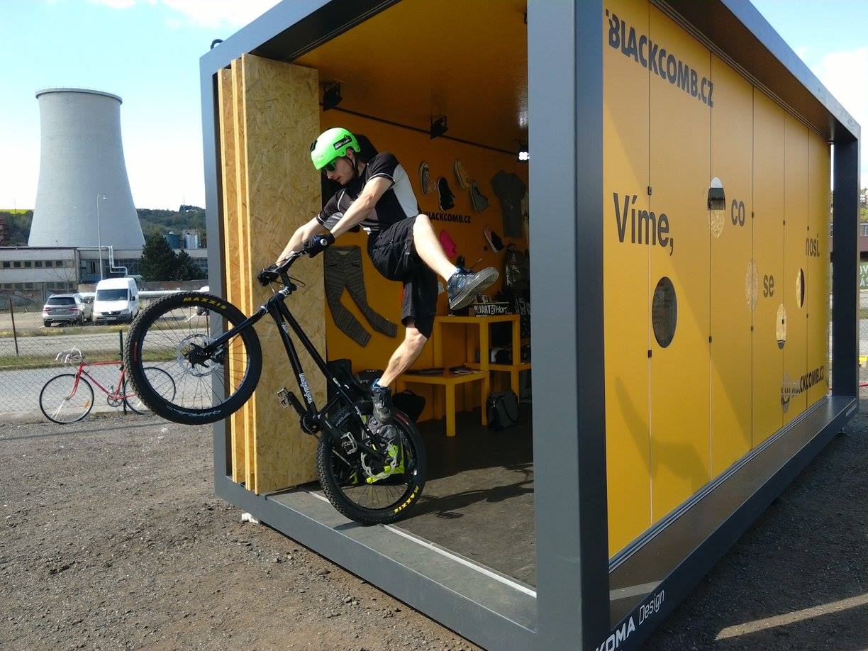 Blackcomb 快闪店 - 都市模块中的黄色好奇圆圈-3