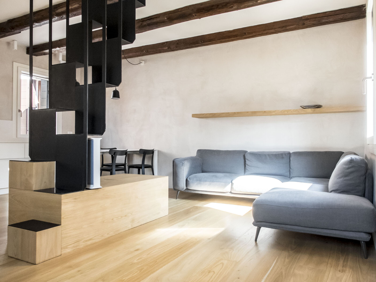 威尼斯垂直公寓 | 自然材料与开放式设计的完美融合-5