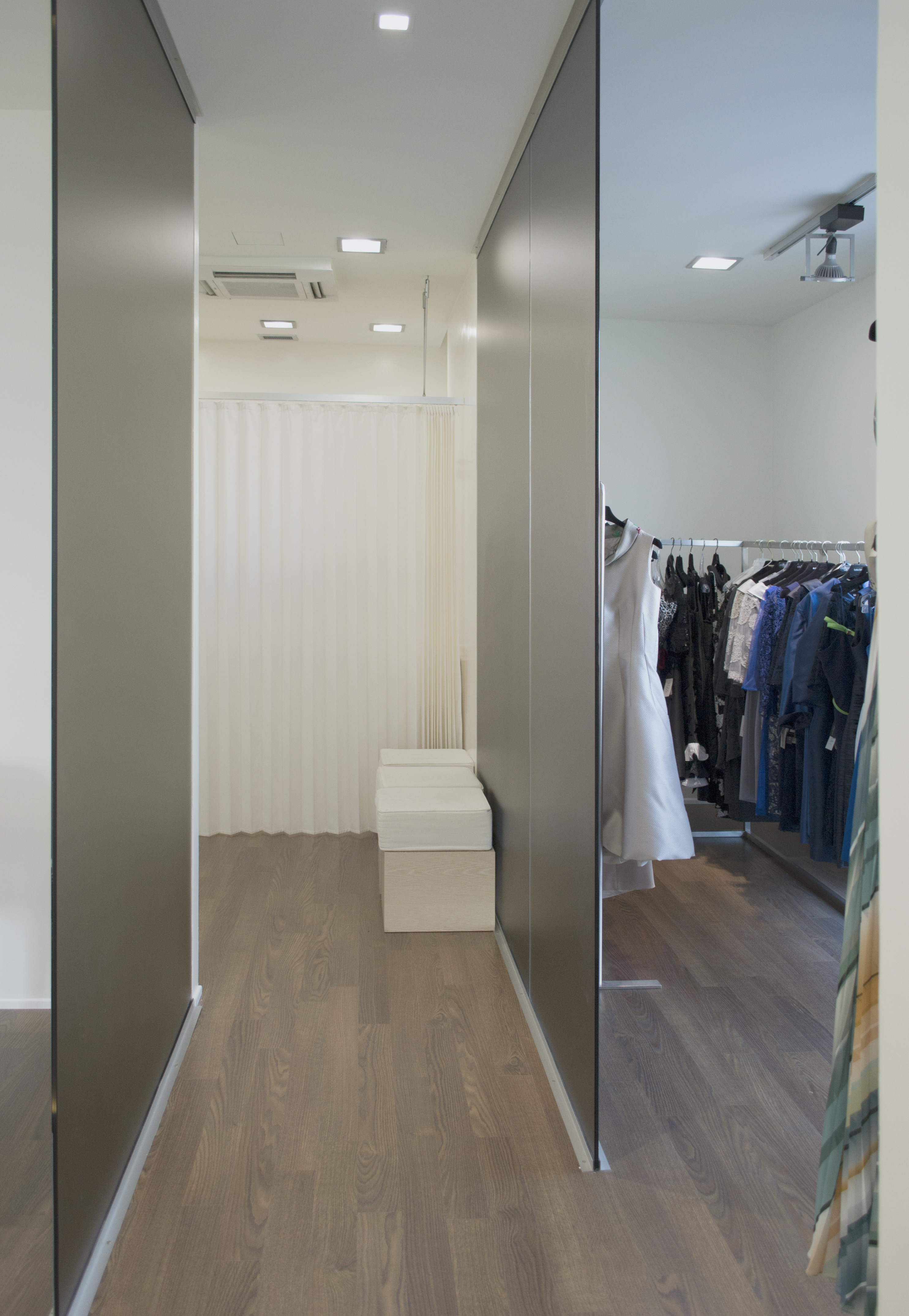 重塑 80 年代住宅底商,打造现代婚庆服饰店-10