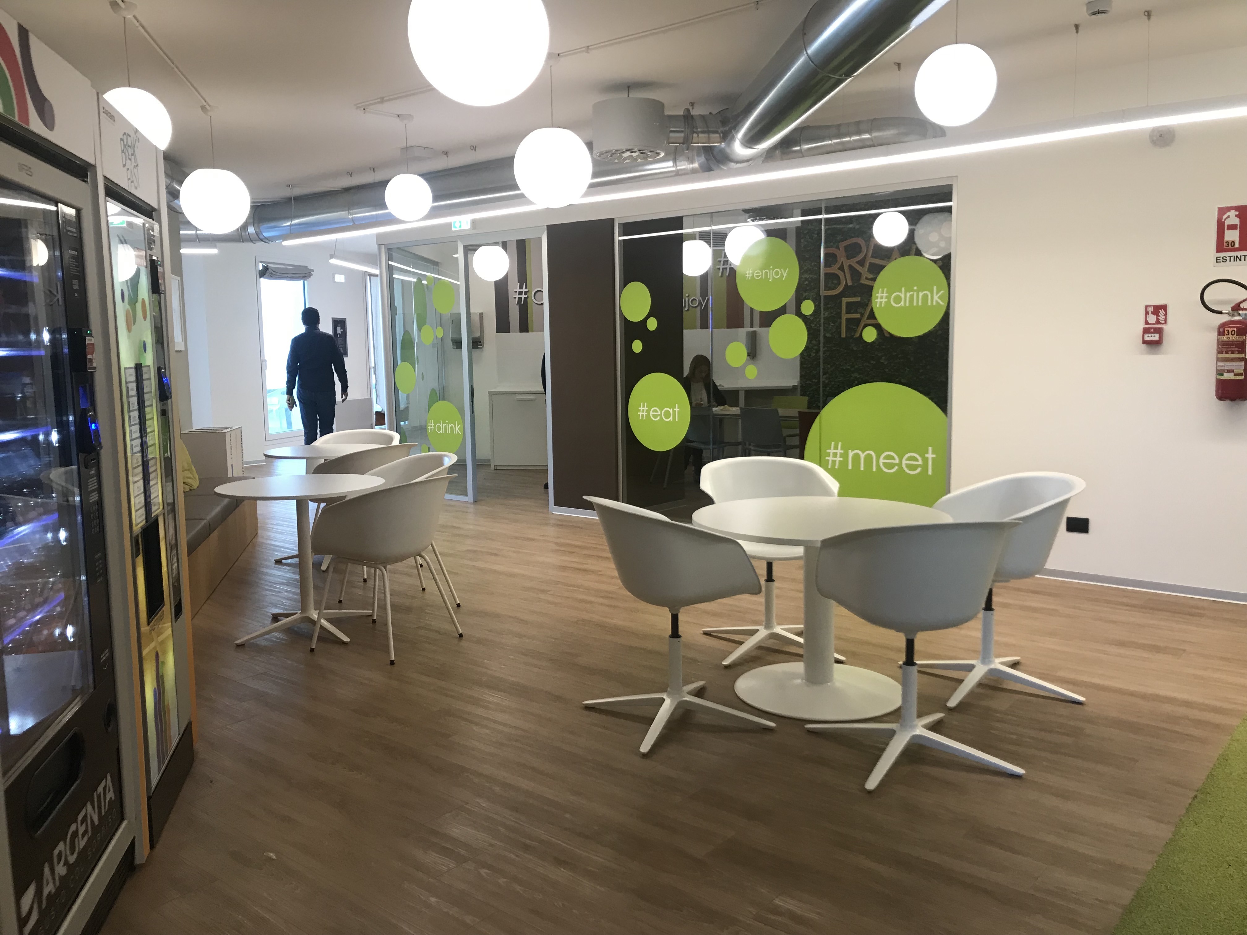 电信公司总部打造高效休闲办公空间-55