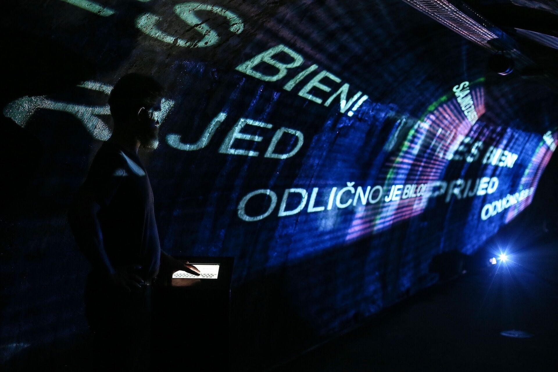 时光穿梭隧道展 · 历史故事的沉浸式体验-1