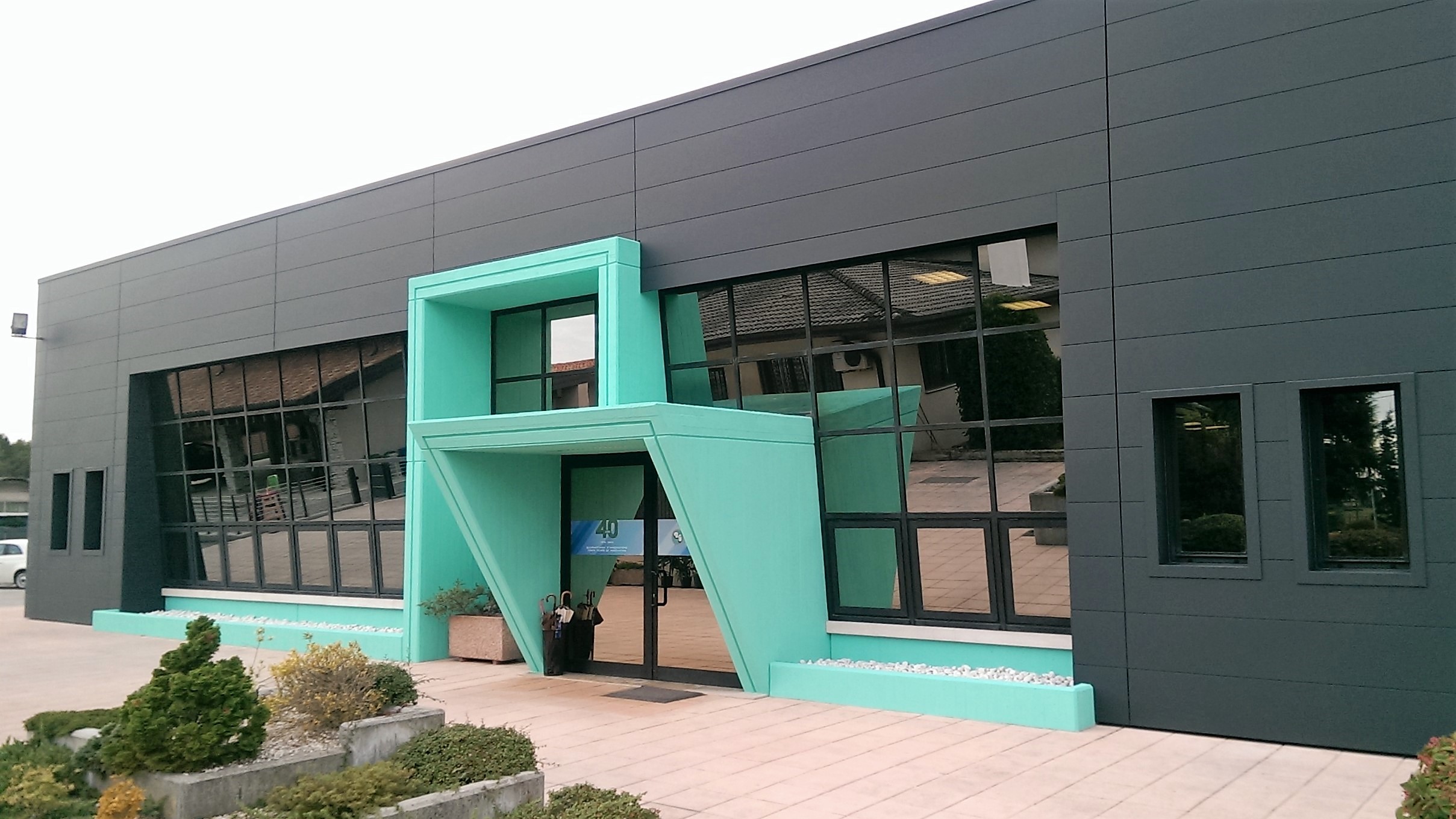 2016 年完成的面砖通风办公楼翻新-1