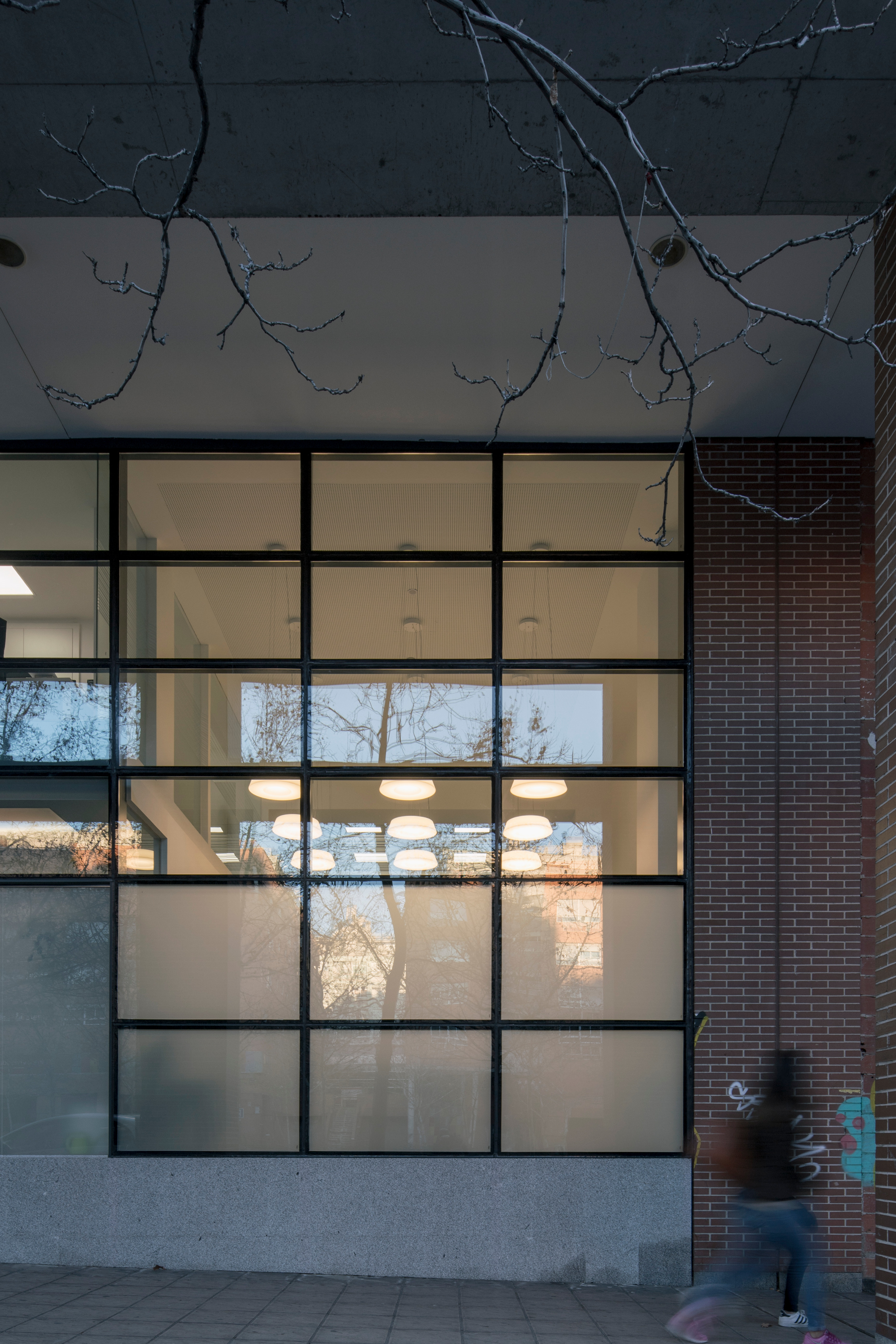 多功能康复中心 · 融入景观的城市医疗空间-11