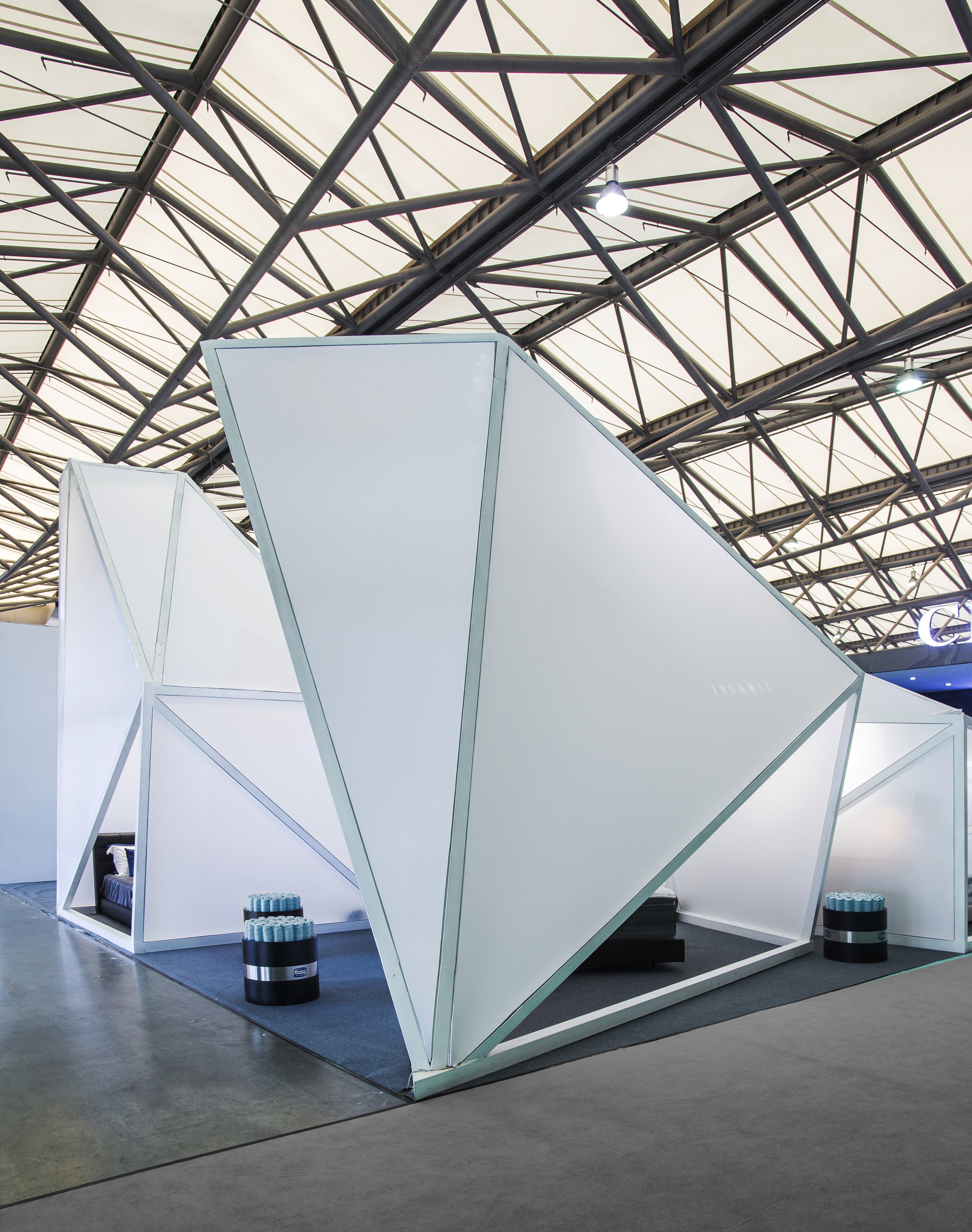 Simmons Bedding 2015 年家具展透明展位设计-4