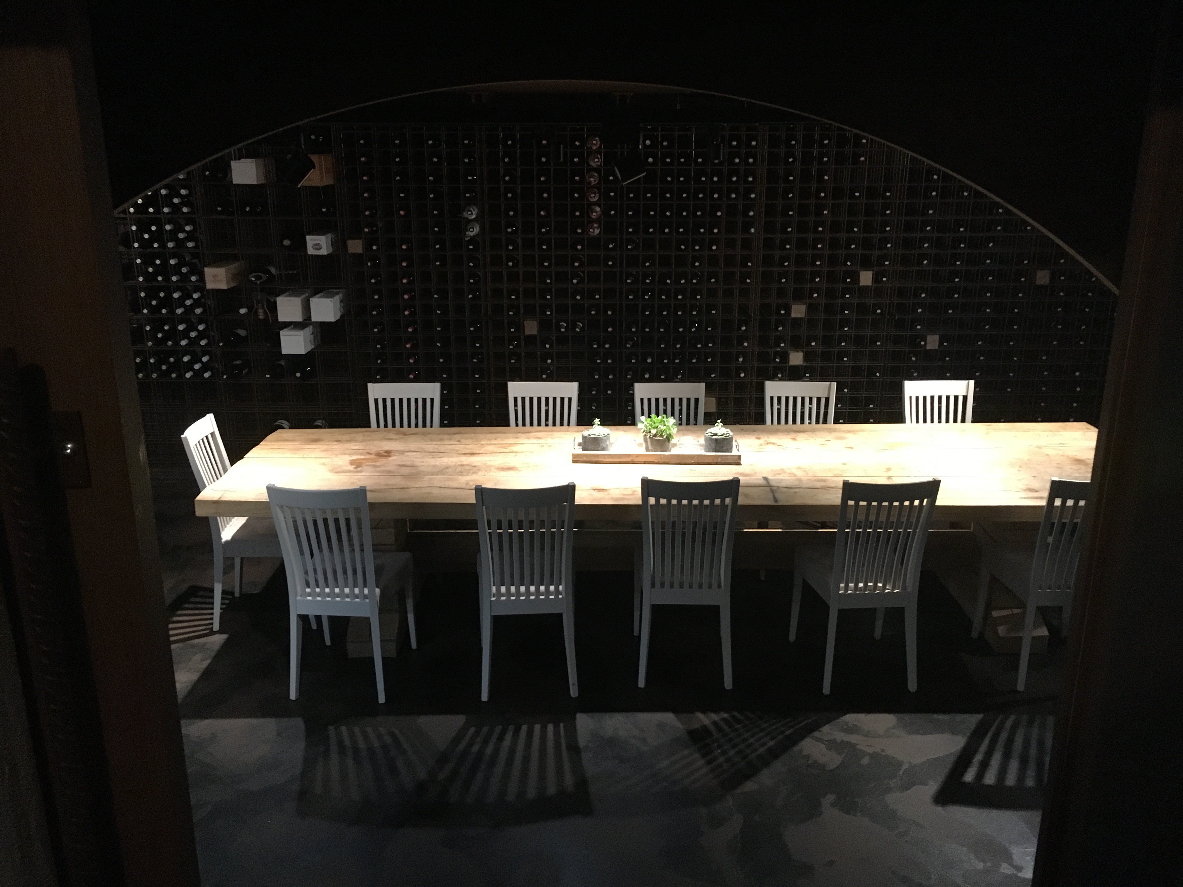 意大利地下葡萄酒图书馆餐厅设计-9