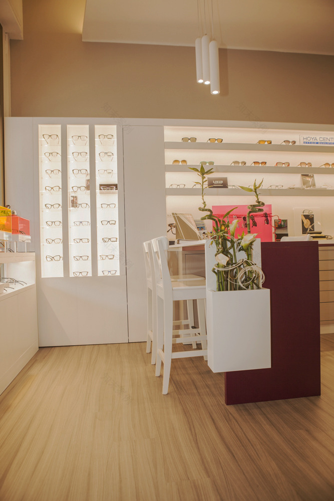 自然绿意融入的定制家具光学商店设计-1