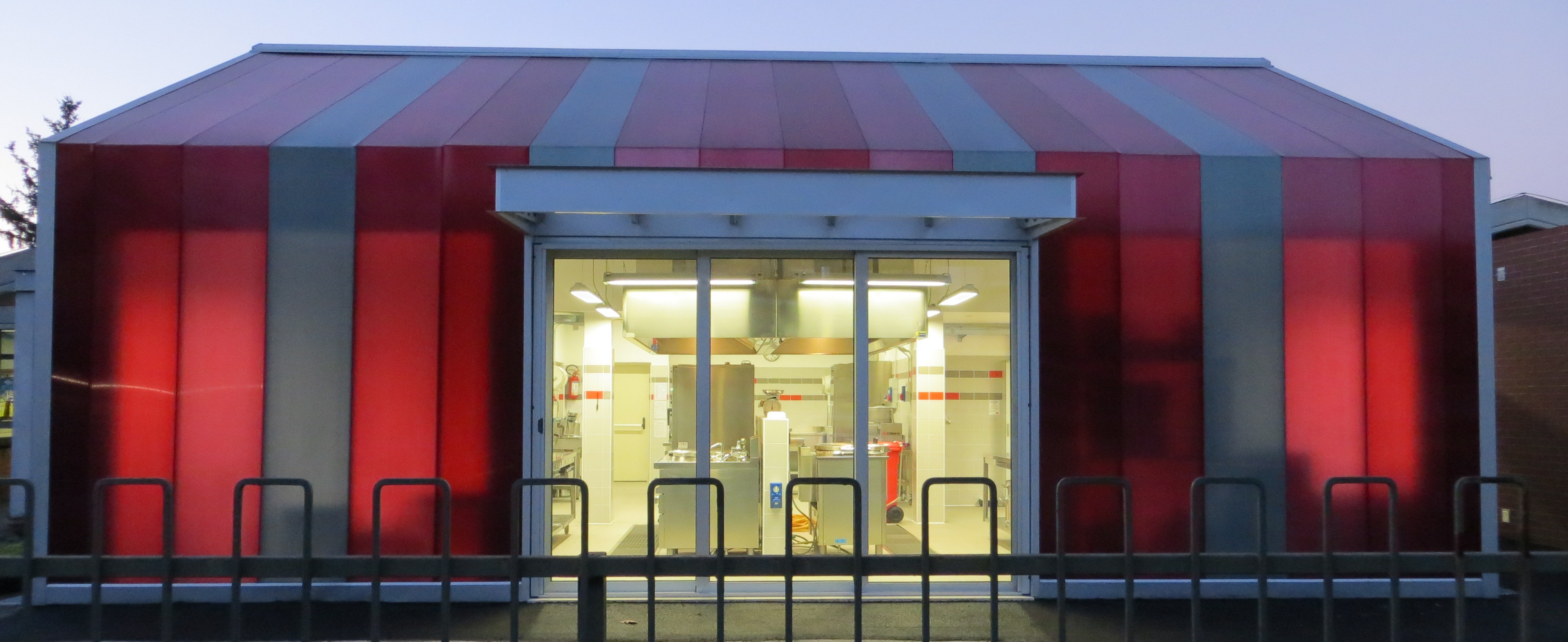 现代幼儿园设计,重现 70 年代旧时光-15