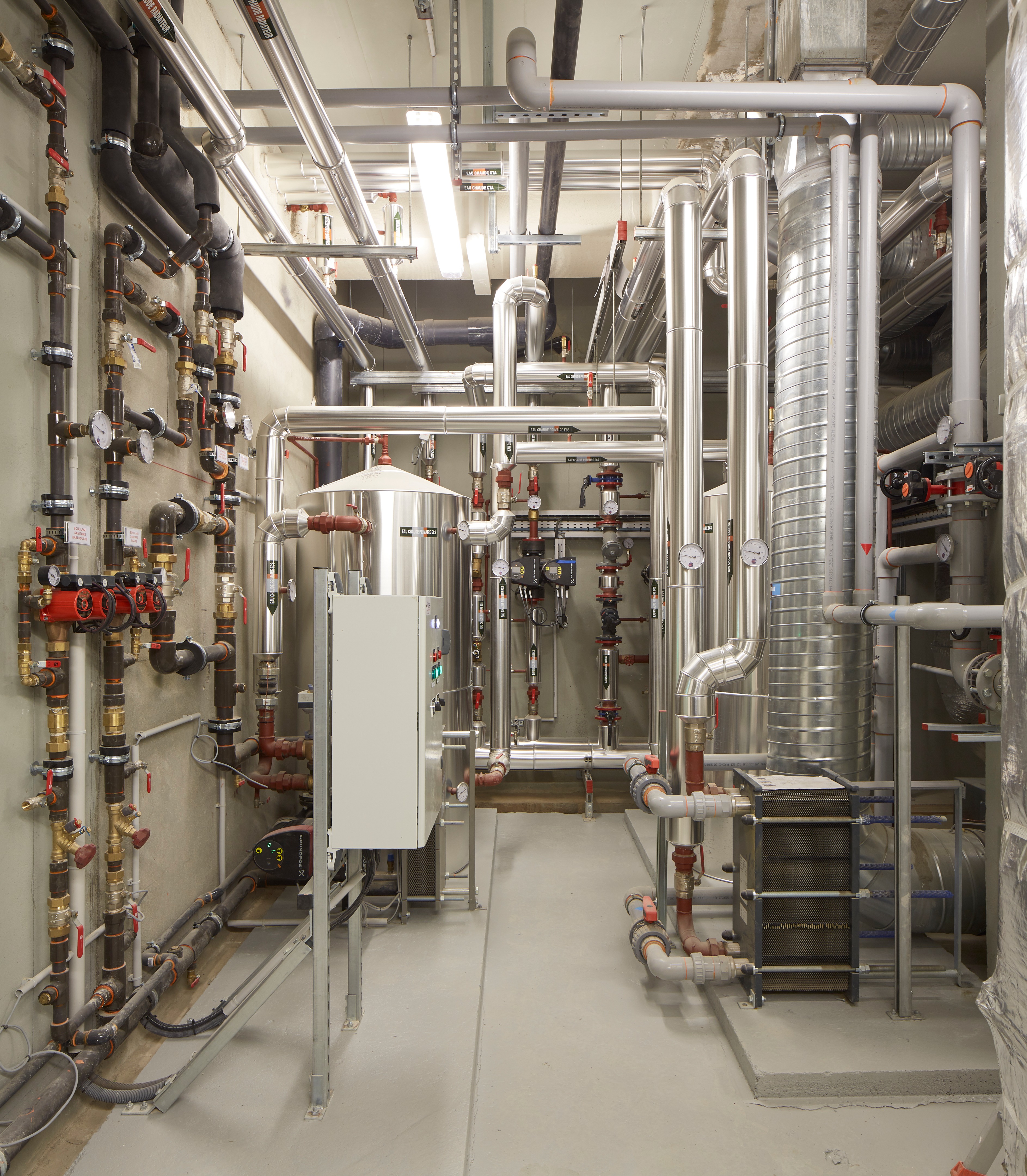 巴黎历史建筑泳池的现代复兴-15