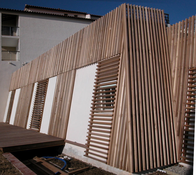 海滨疗养中心 · 木质外壳与露天庭院的和谐共生-9