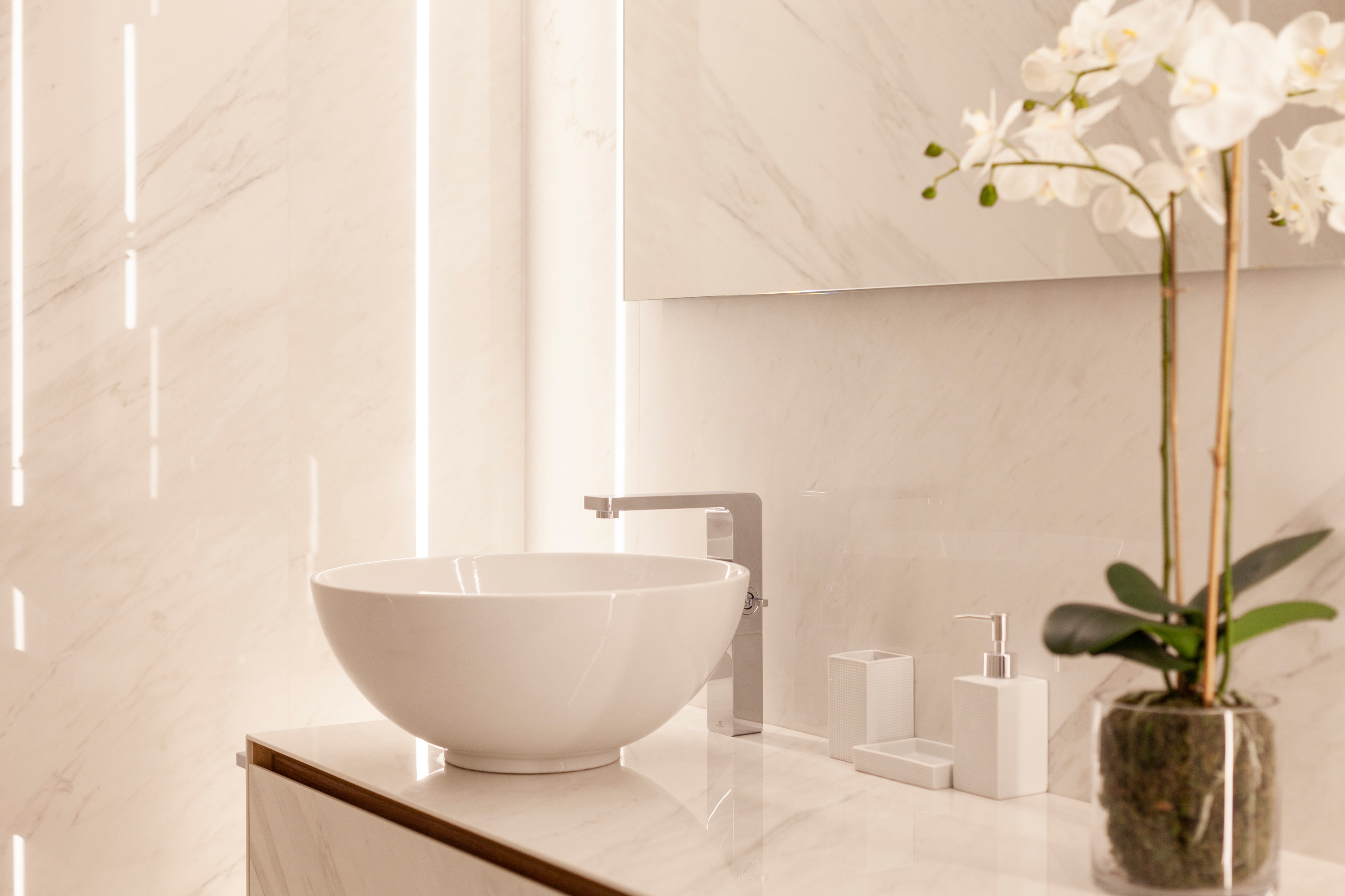 极简风格顶层公寓，温暖木质地板与经典黑白浴室设计-50