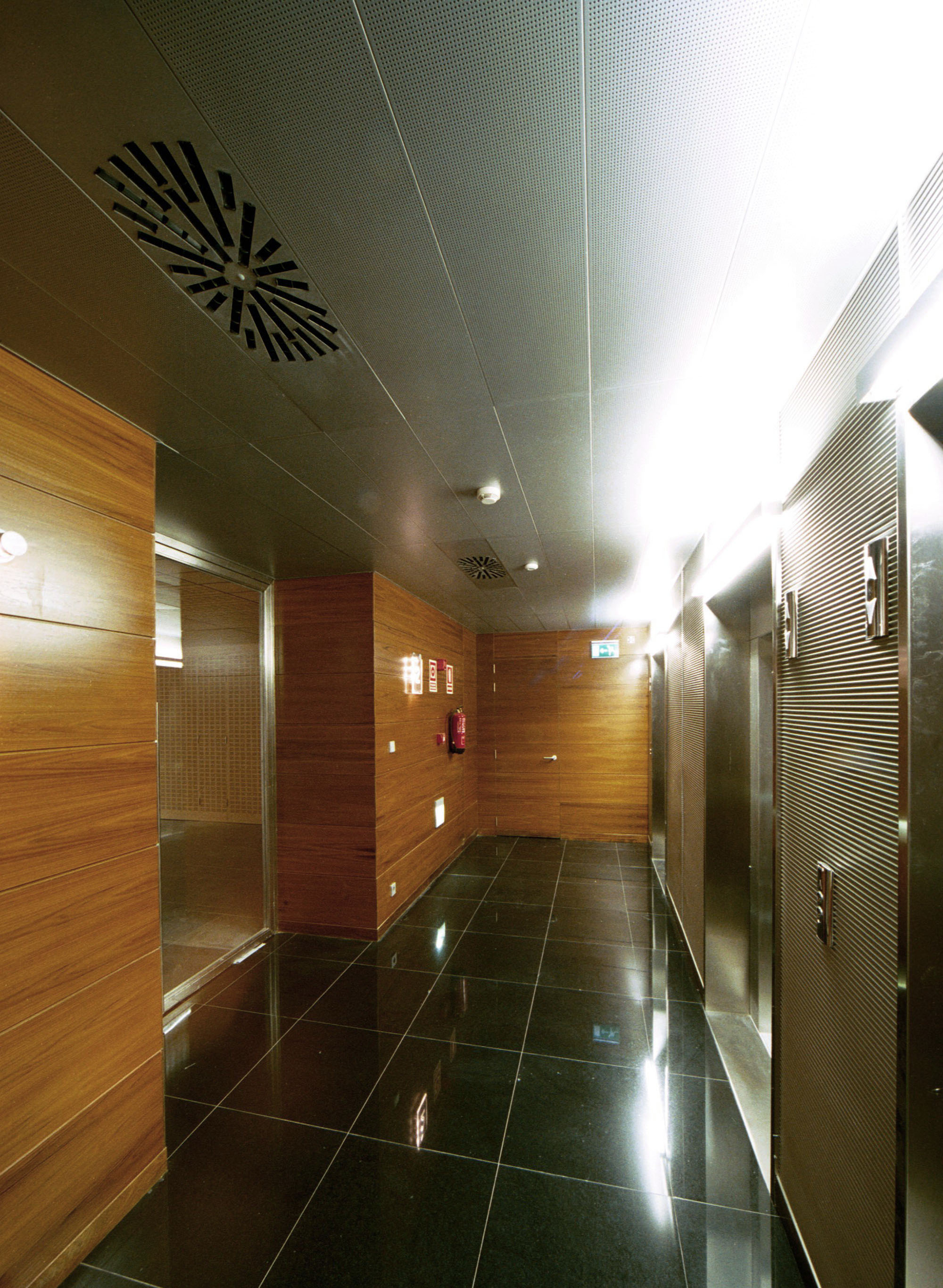 2005 年完工的 Caser Building 室内设计赏析-17