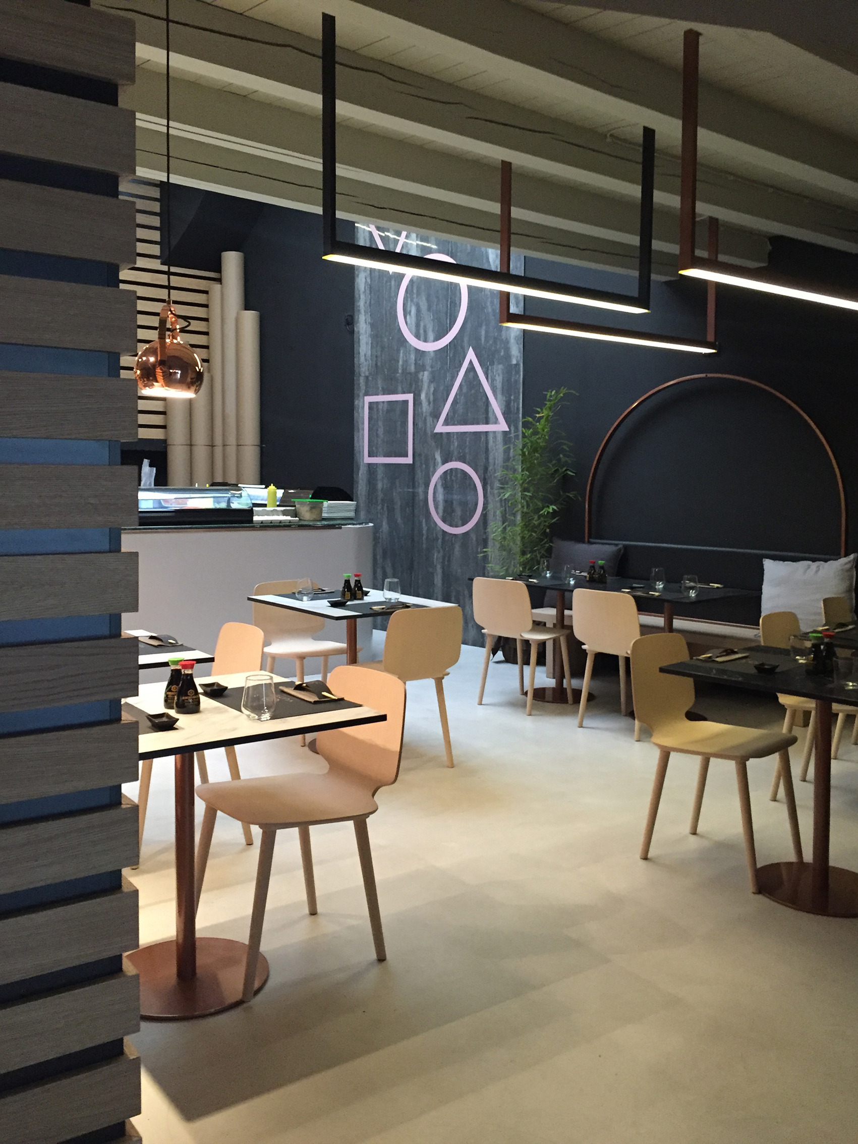 创意纸石纹卫生间，玫瑰金链条瓶架，惊艳的 YUMI 寿司体验-3