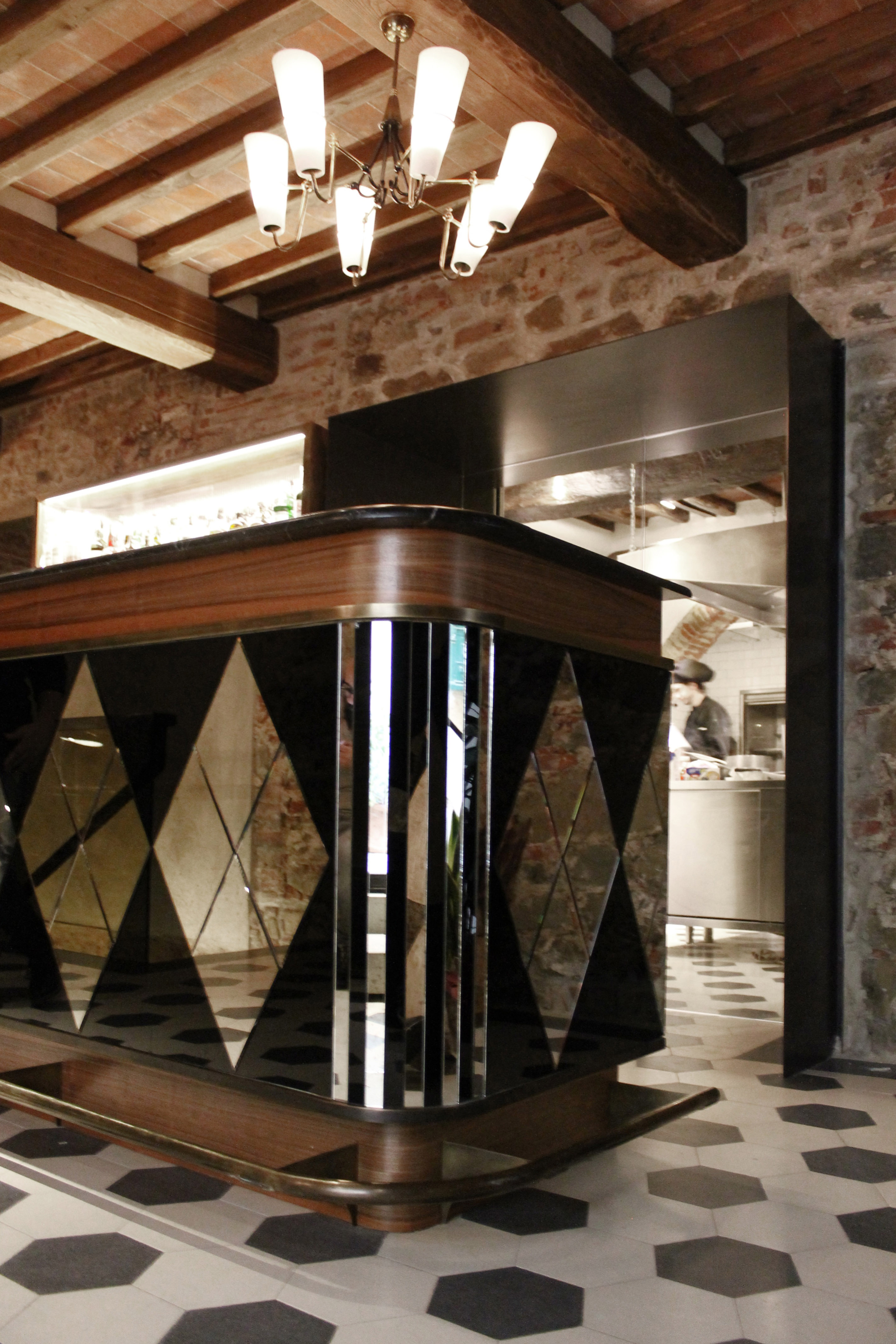 历史与当代交融的意大利餐厅设计-5