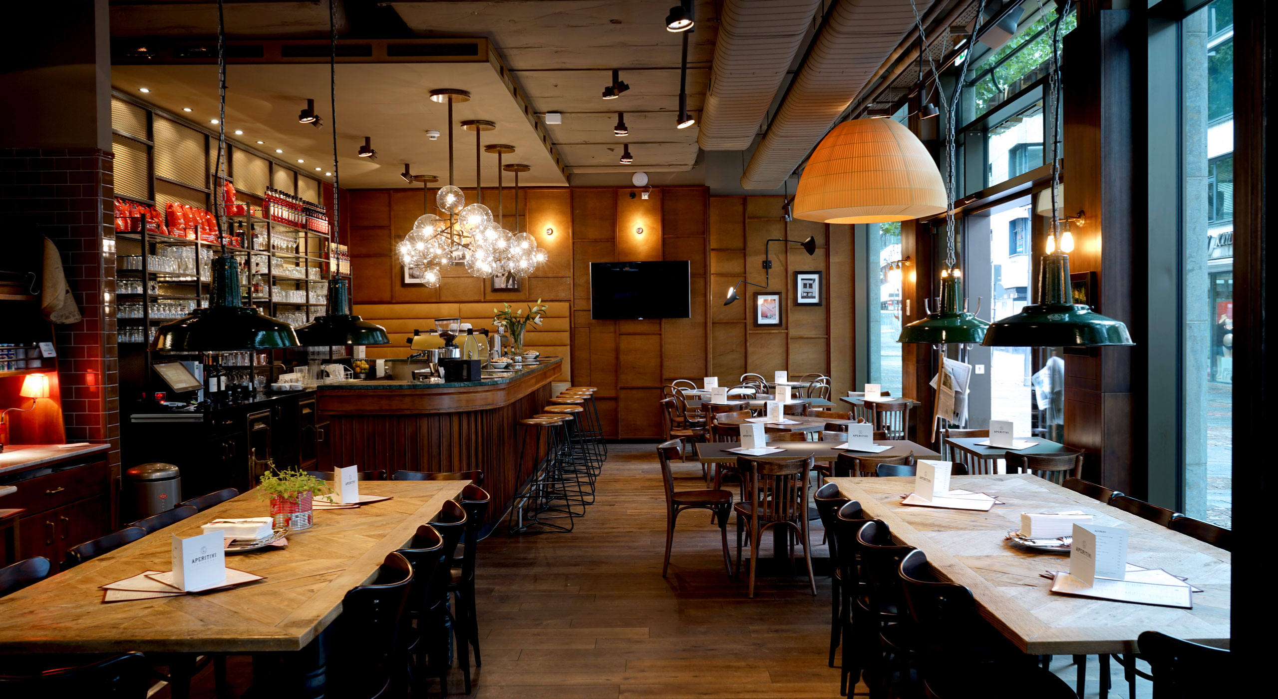 意大利美食餐厅的红色黄色彩虹设计-14