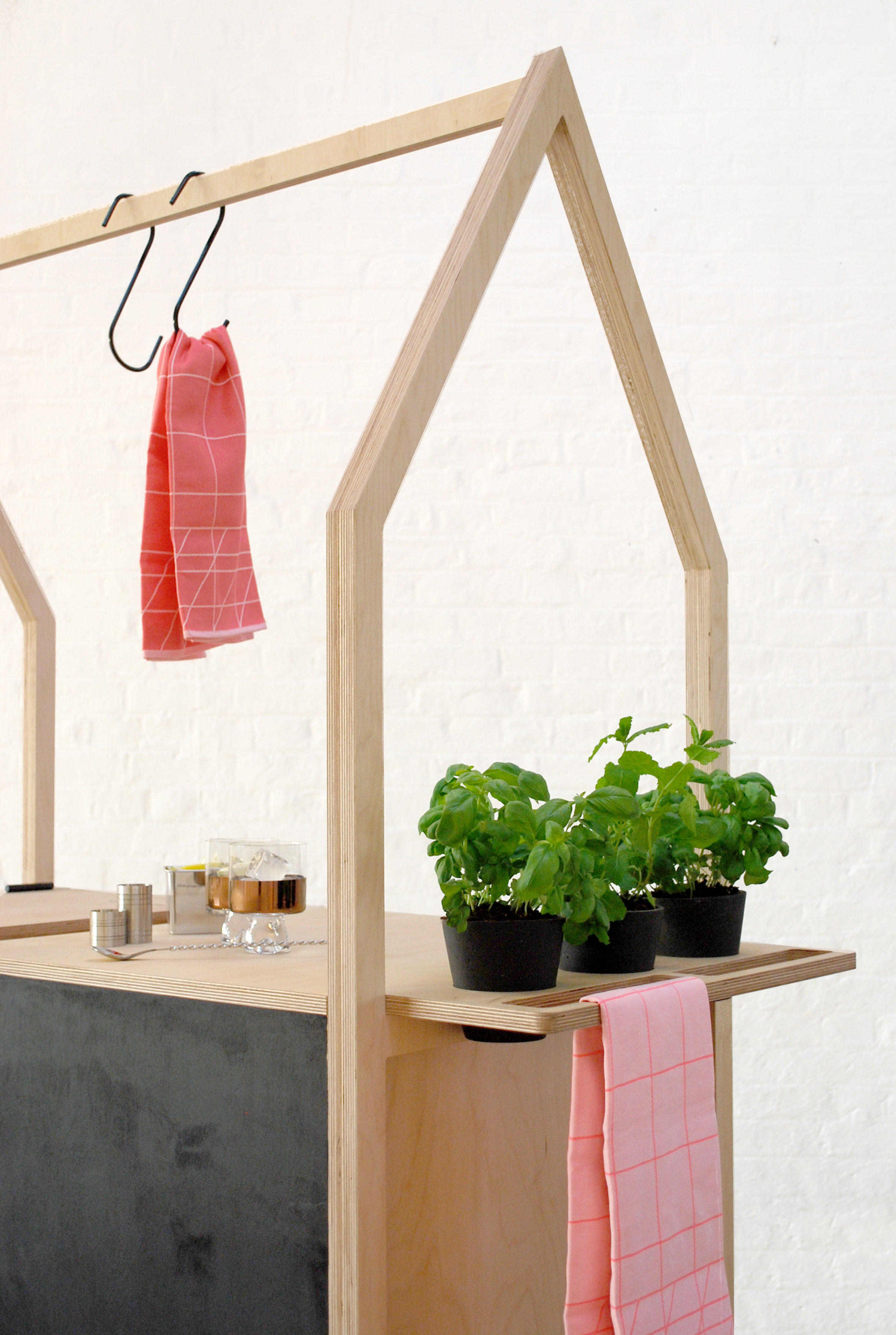 伦敦建筑公司创意打造移动杜松子酒推车办公家具-5