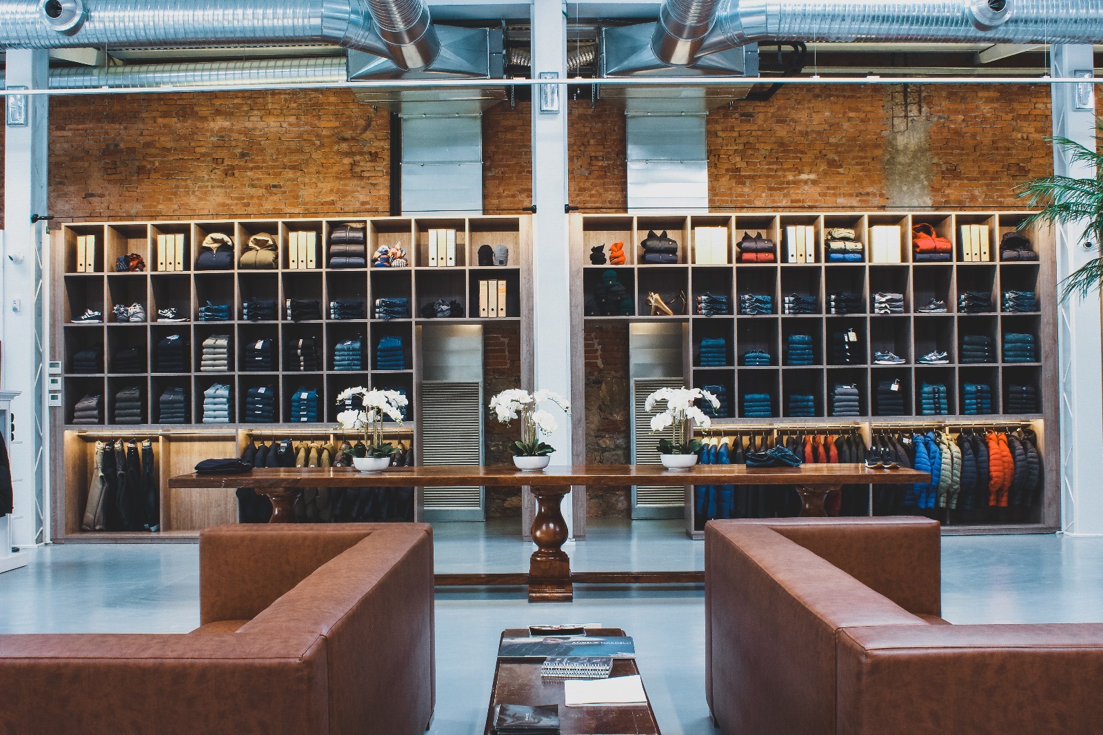 废弃工业建筑的时尚变身——Ghelfi 服装店室内设计-21