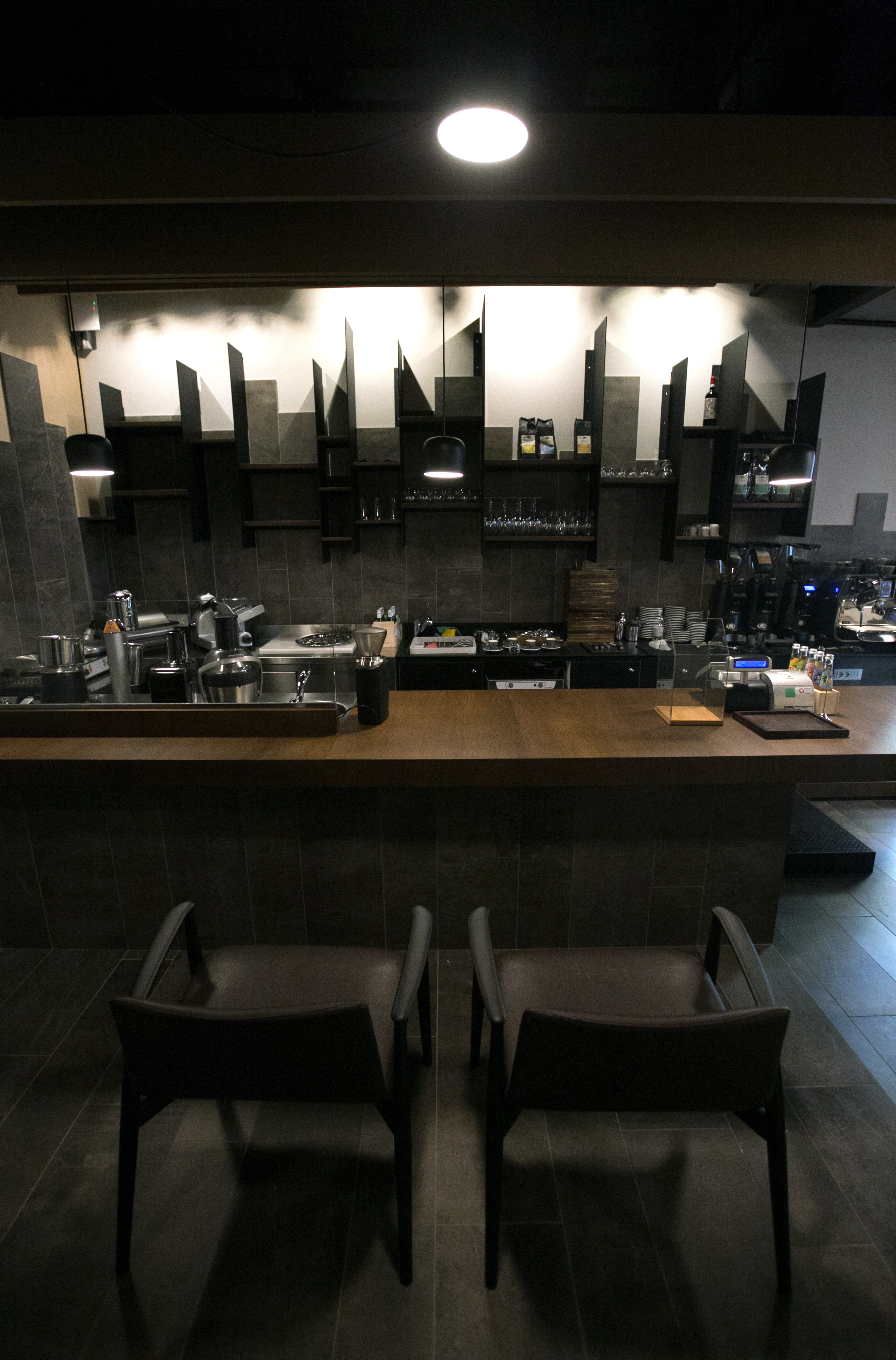 意式咖啡馆室内设计 · 精致烘培展示空间-7