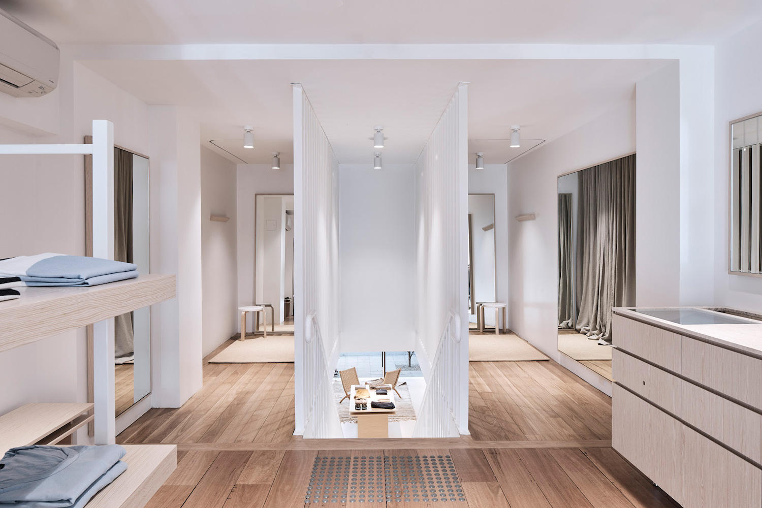 澳大利亚 Bassike 帕丁顿旗舰店转型,极简风格融入混凝土庭院-29