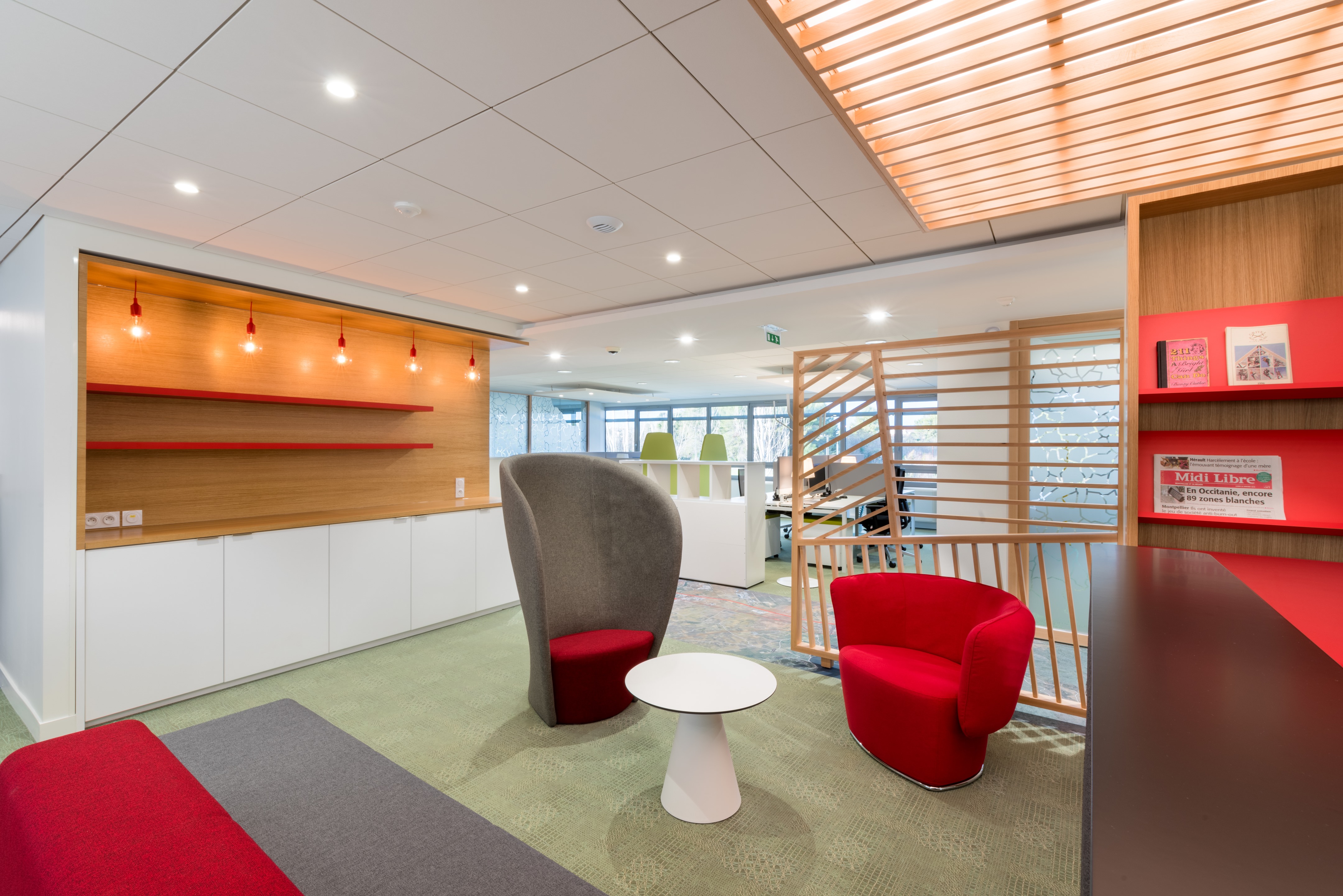 翻新 Caisse d'Epargne Languedoc Roussillon 办公室，展现现代办公空间魅力-2