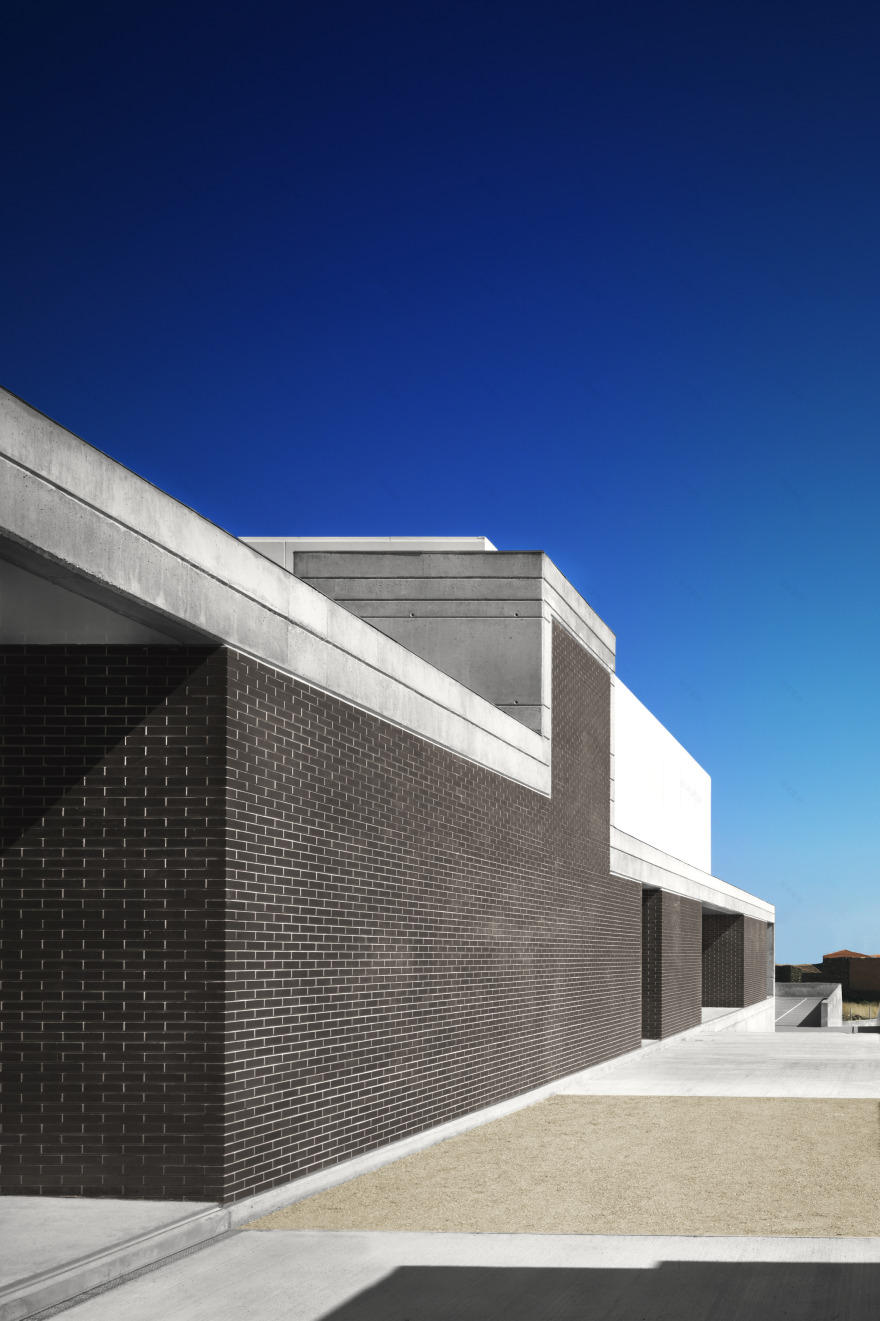 Malpartida 中学运动馆及景观设计-5