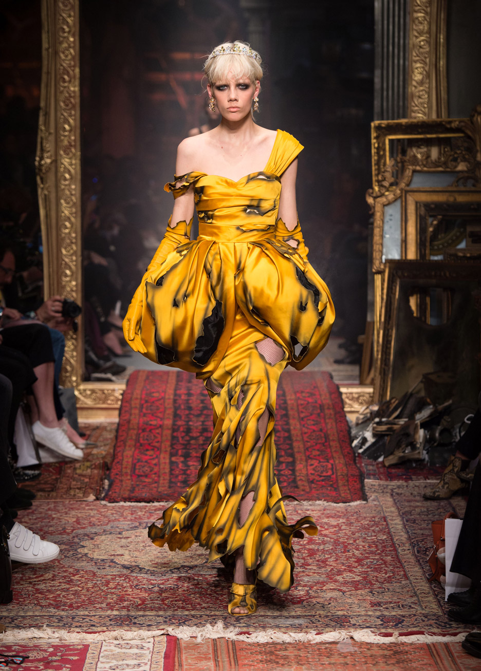 Moschino AW16 秀场惊现吊灯裙 设计师杰里米·斯科特打造“虚荣篝火”系列-11