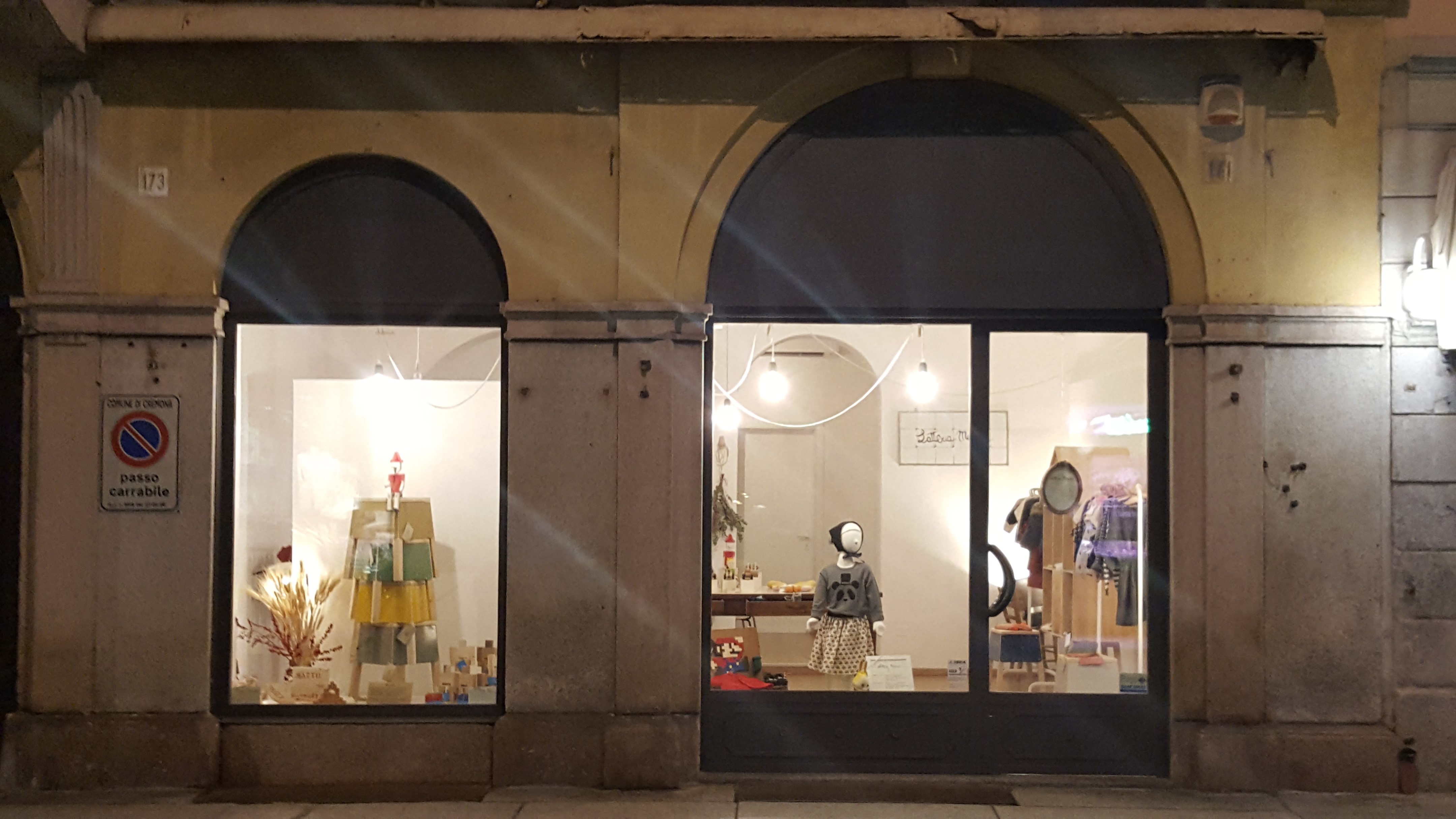 历史建筑中的现代奶制品店-4