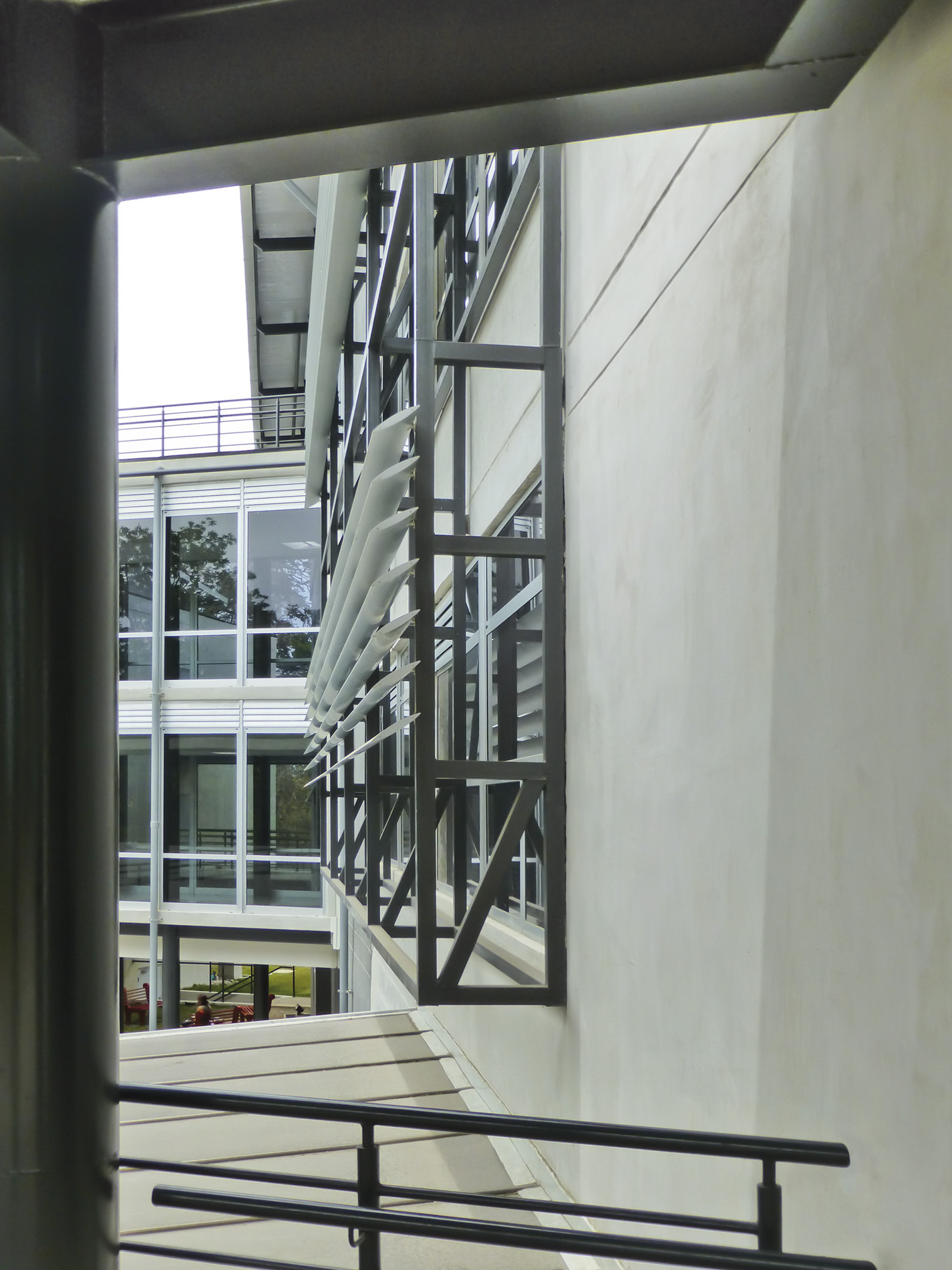 现代学院铝制百叶窗设计,节能环保,打造舒适学习空间-4