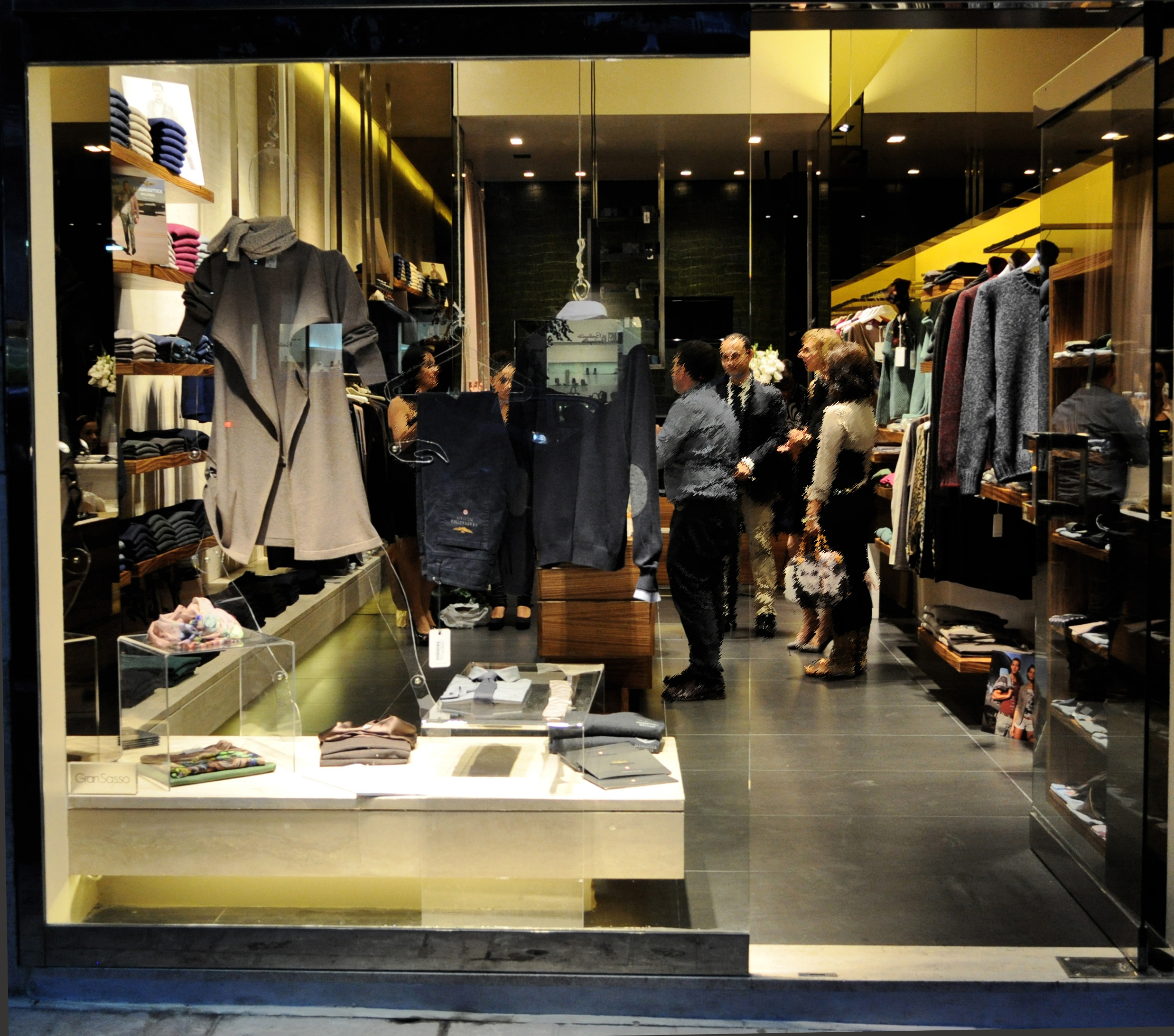 40 平米小店变身为魅力时尚空间-0