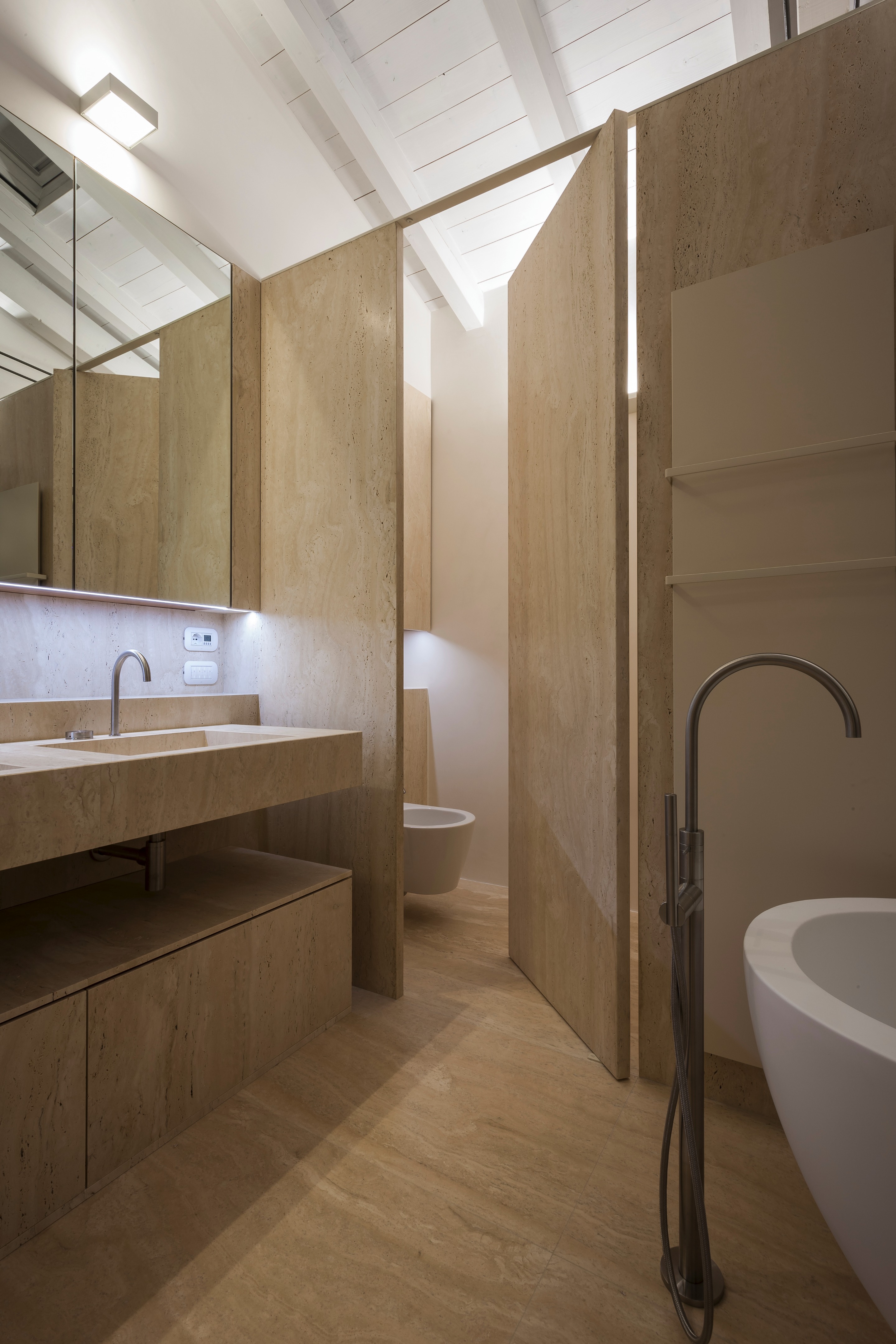 意大利私人住宅，玻璃与 travertine 的魅力碰撞-9