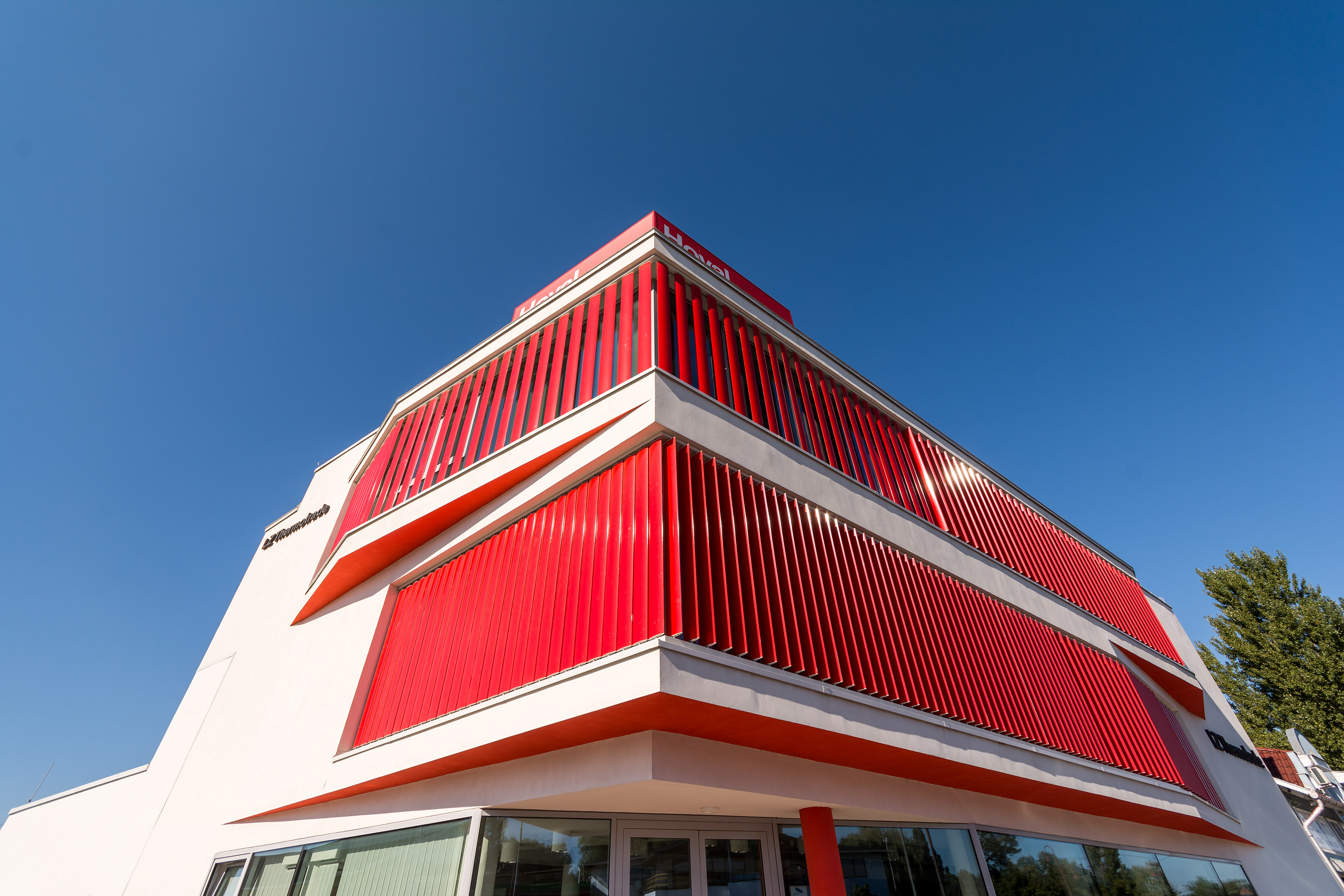Red blinds on the new LZ Thermotrade Office by Krüllung-5