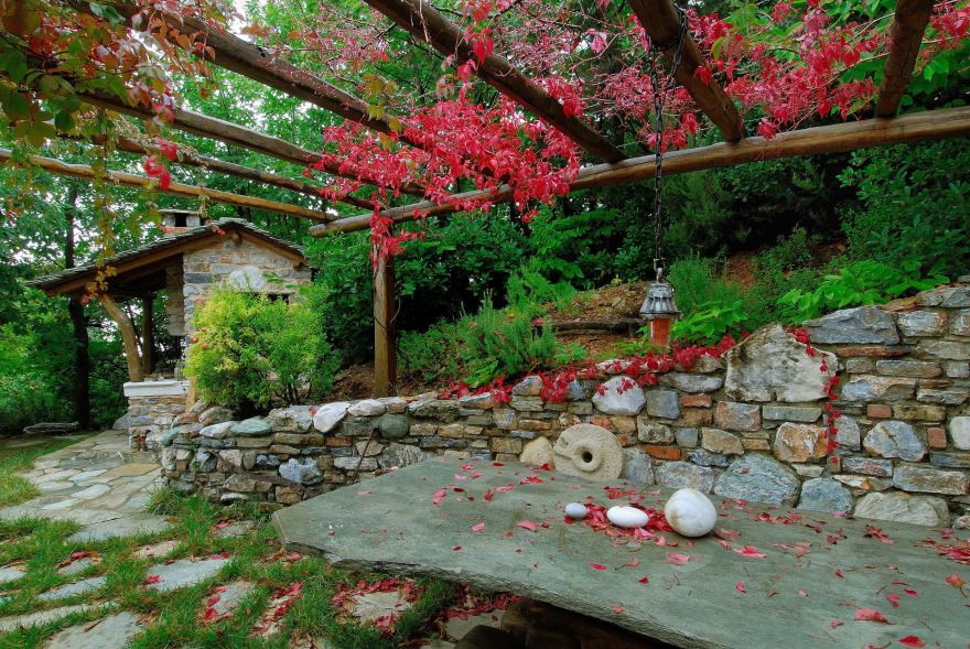 Pelion 山间混凝土石屋,融入自然的简约生活-10